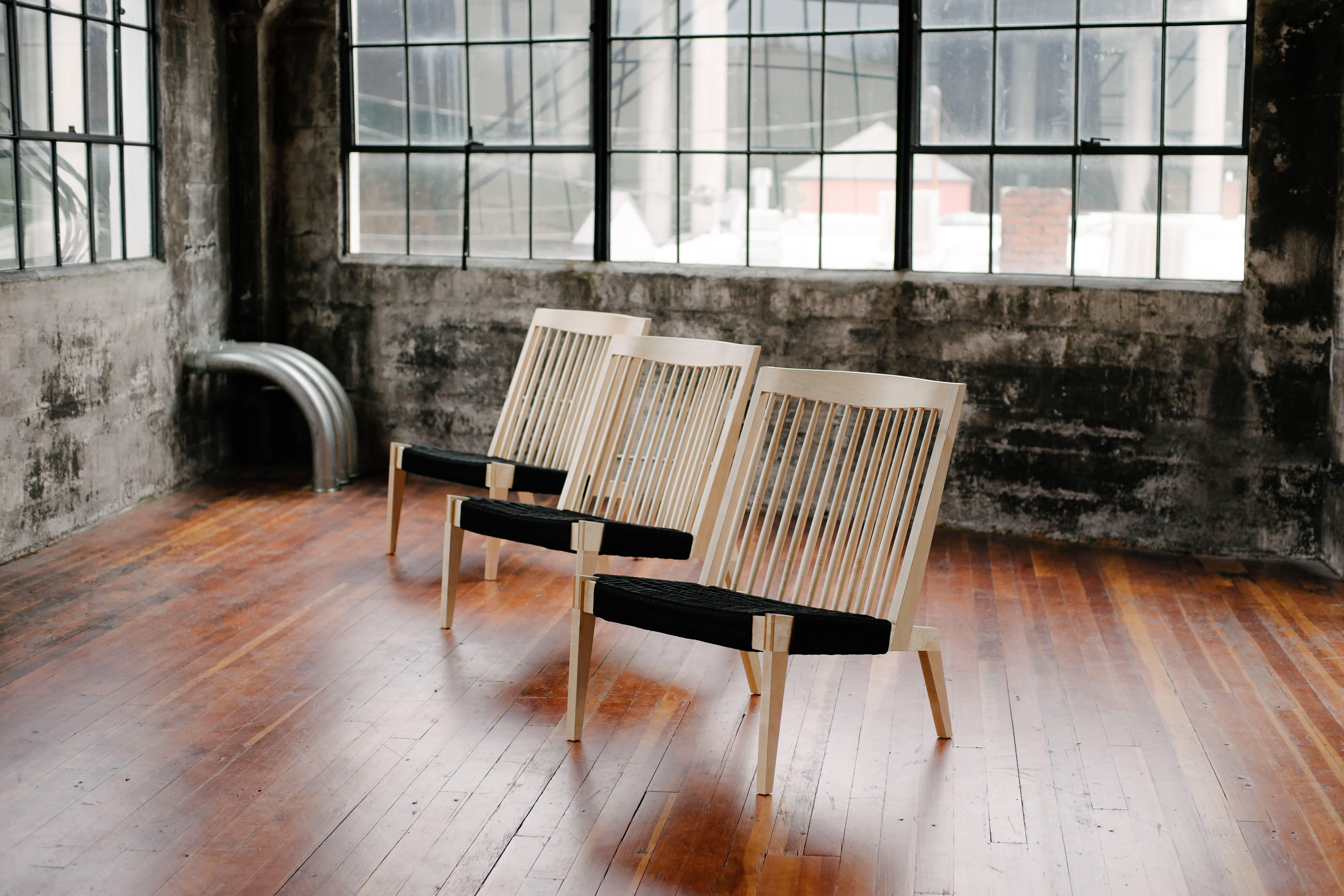 Americano Swift Easy Chair, sedia da salotto moderna con schienale a fuso in acero e corda intrecciata, fatta a mano in vendita