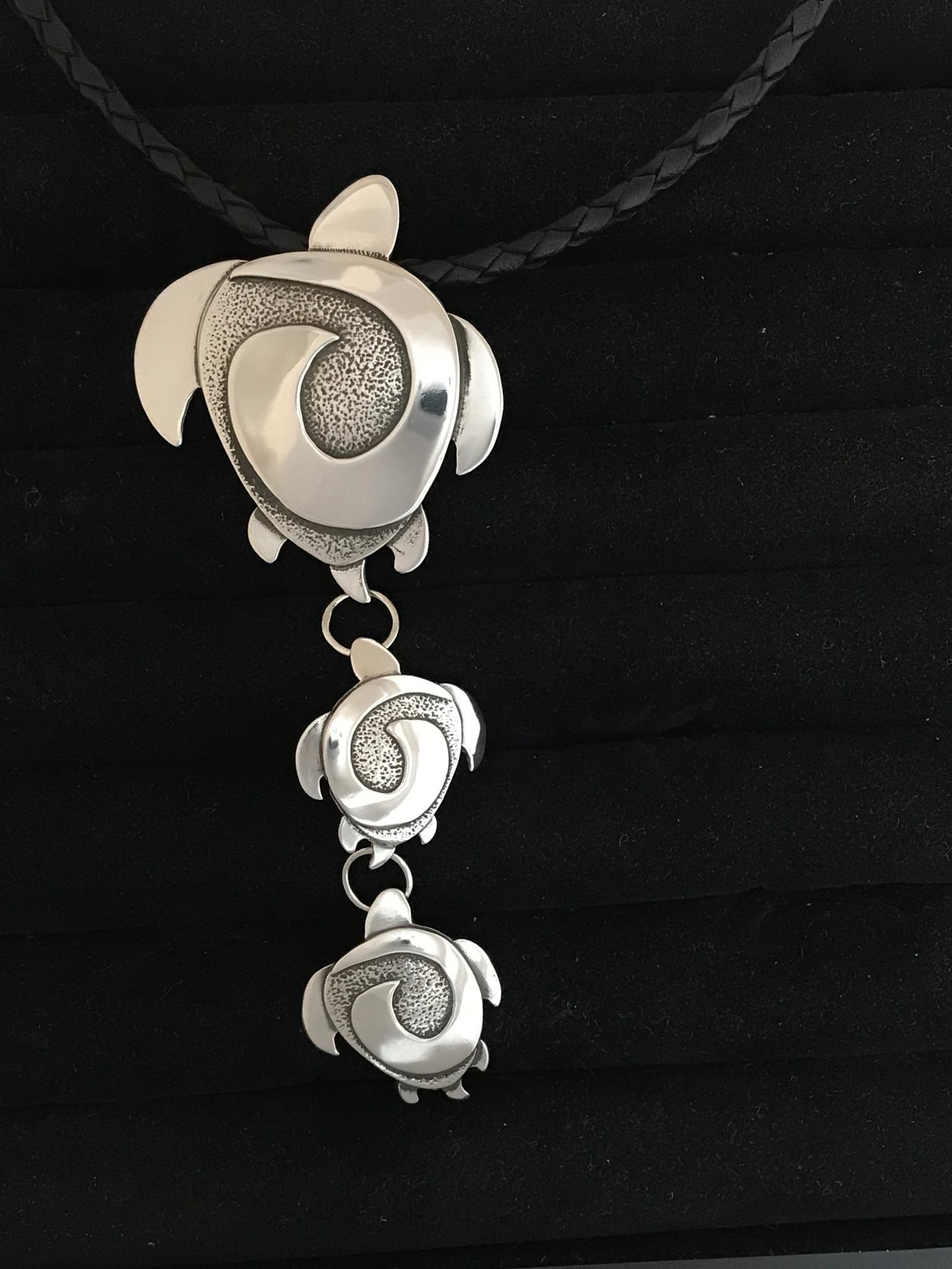 Pendentif tortue nageuse, par Melanie Yazzie, argent, Navajo, contemporain, nouveau

Melanie A. Yazzie (Navajo/One) est une artiste multimédia très appréciée, connue pour ses gravures, ses peintures, ses sculptures et ses créations de bijoux. Elle a