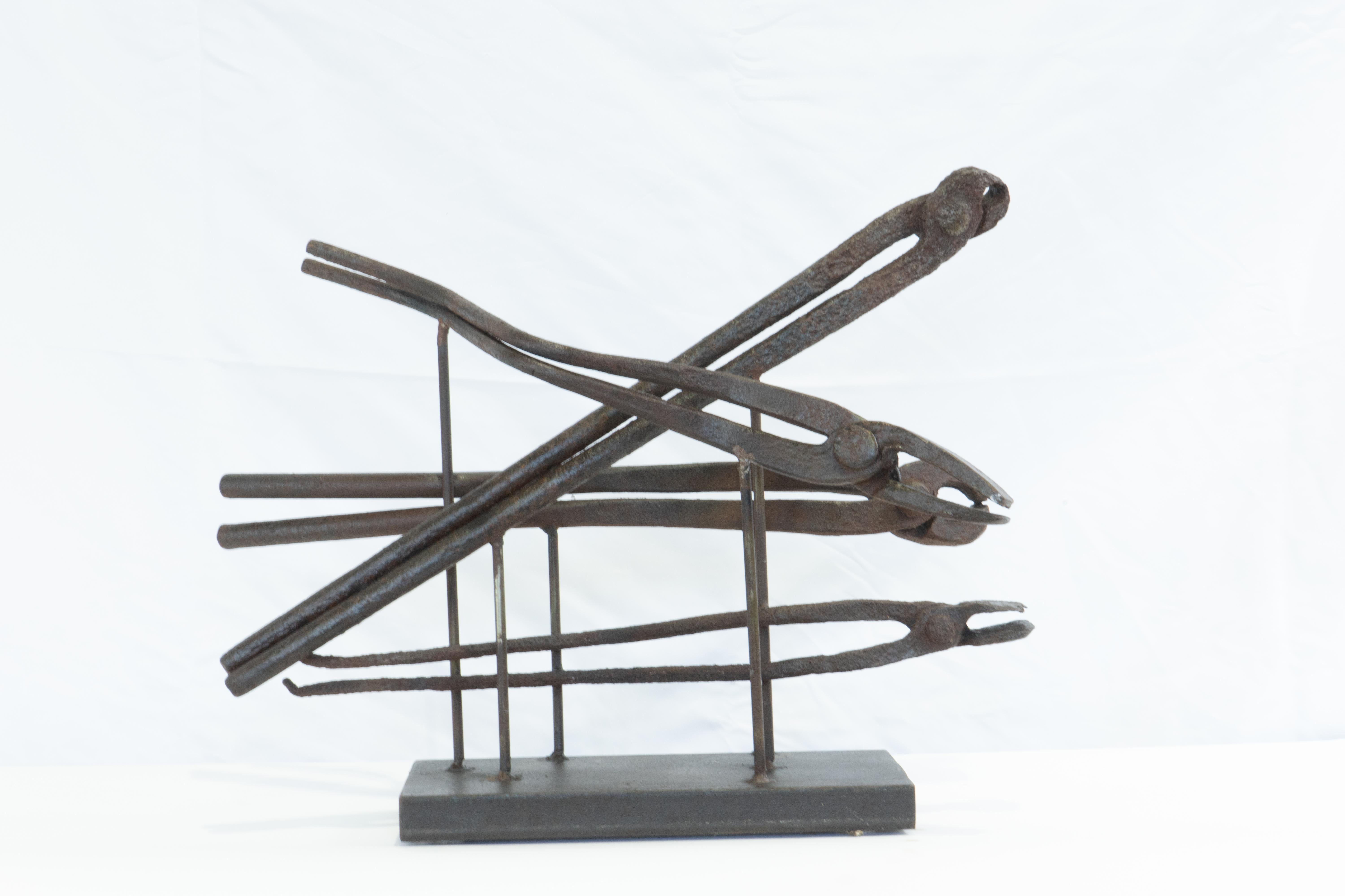 Zeitgenössische Skulptur „Swimming Pliers“ aus Bronzeguss von David Edelman, „Swimming Pliers“ (Gegossen) im Angebot