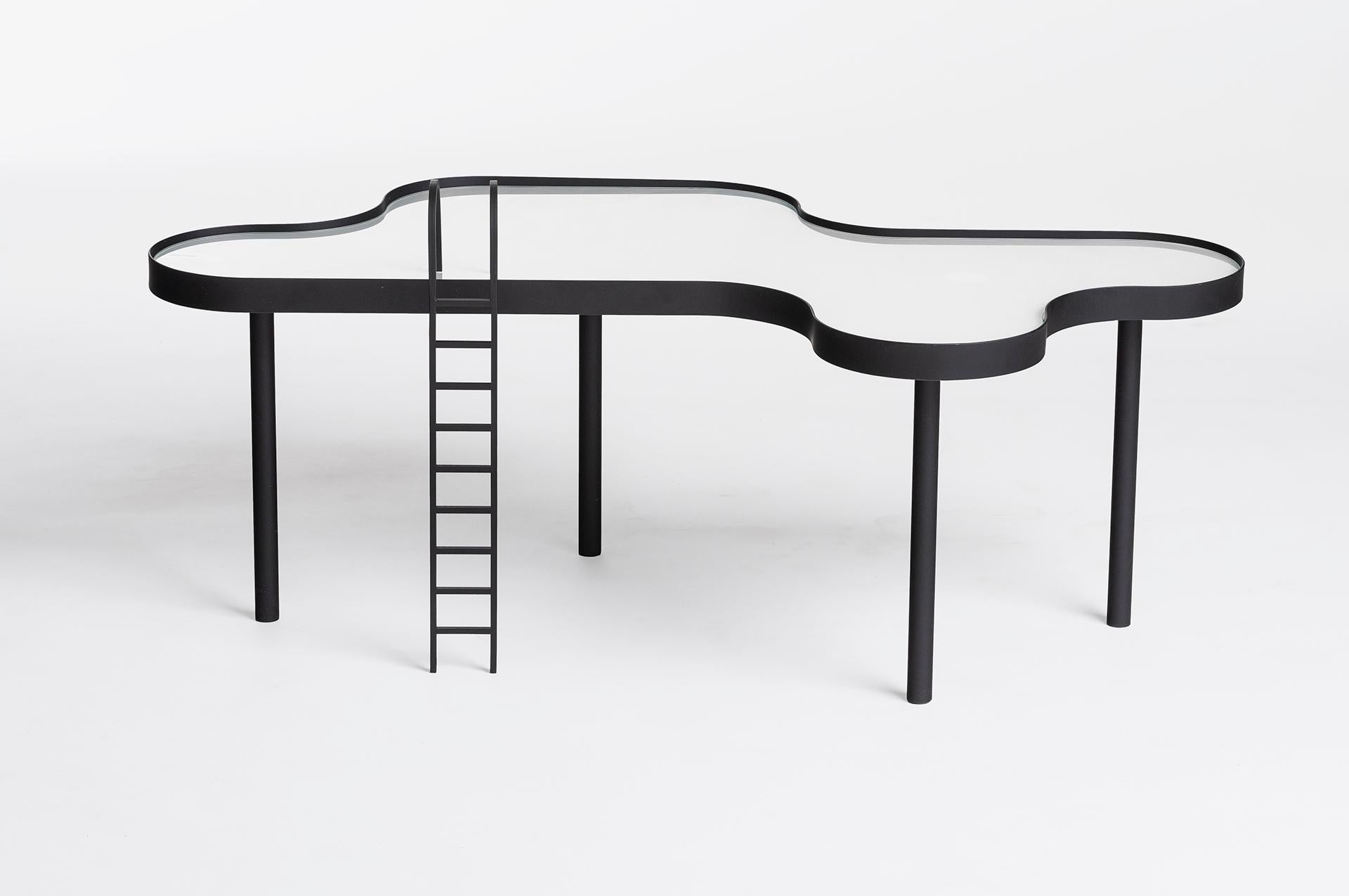 Style international Table de piscine pivotante, moyene, par RAIN, table d'appoint contemporaine, métal et verre en vente