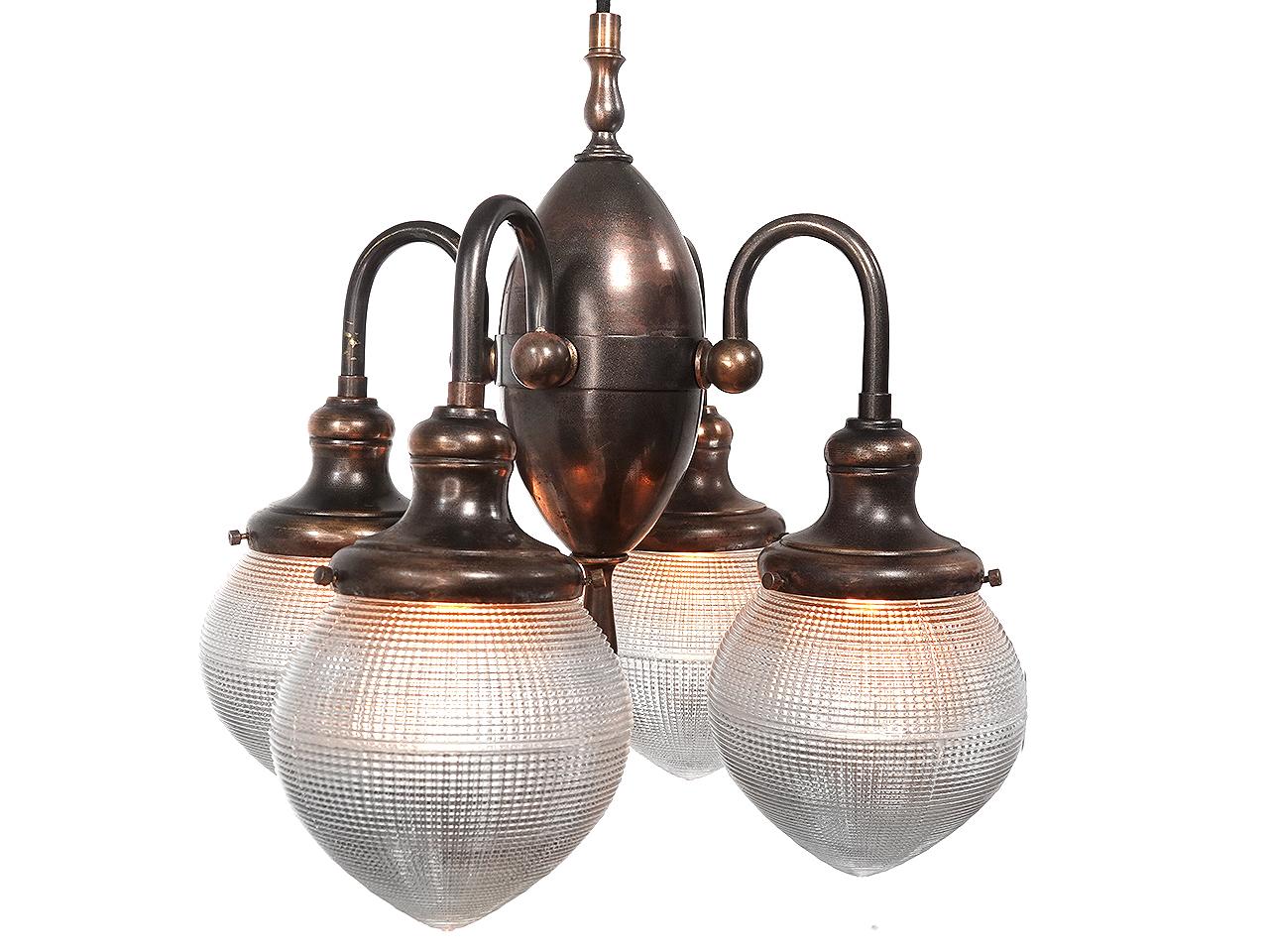 Diese Lampen sind sehr schwer zu bekommen, und dies ist ein schönes dekoratives Beispiel. Wir haben sie mit dem richtigen, mit Stoff überzogenen Rollendraht neu verkabelt. Er schwingt von links nach rechts und kann von 3 bis 4 Fuß aus der Wand