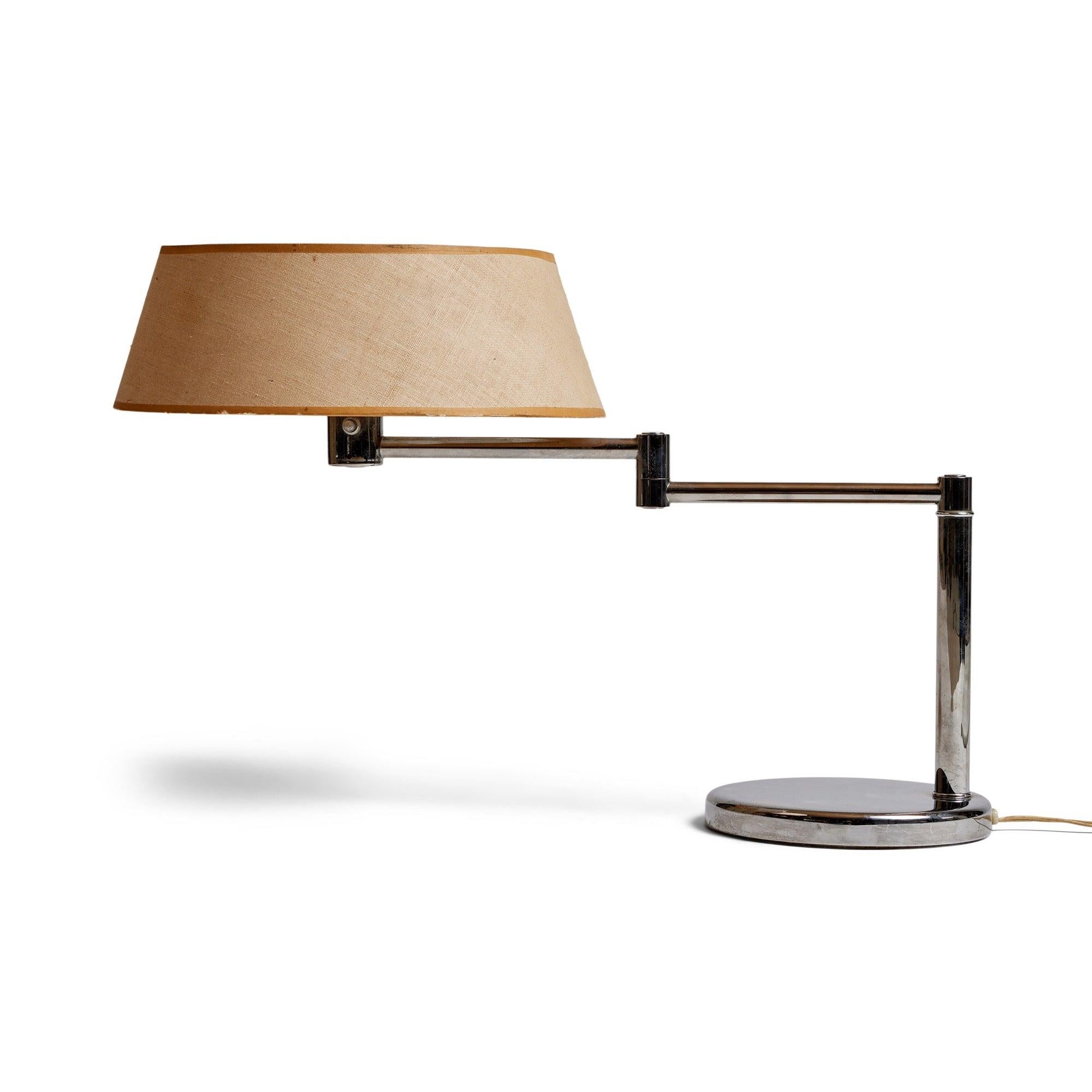 Lampe de table à bras pivotant avec base lestée et abat-jour en lin vintage.