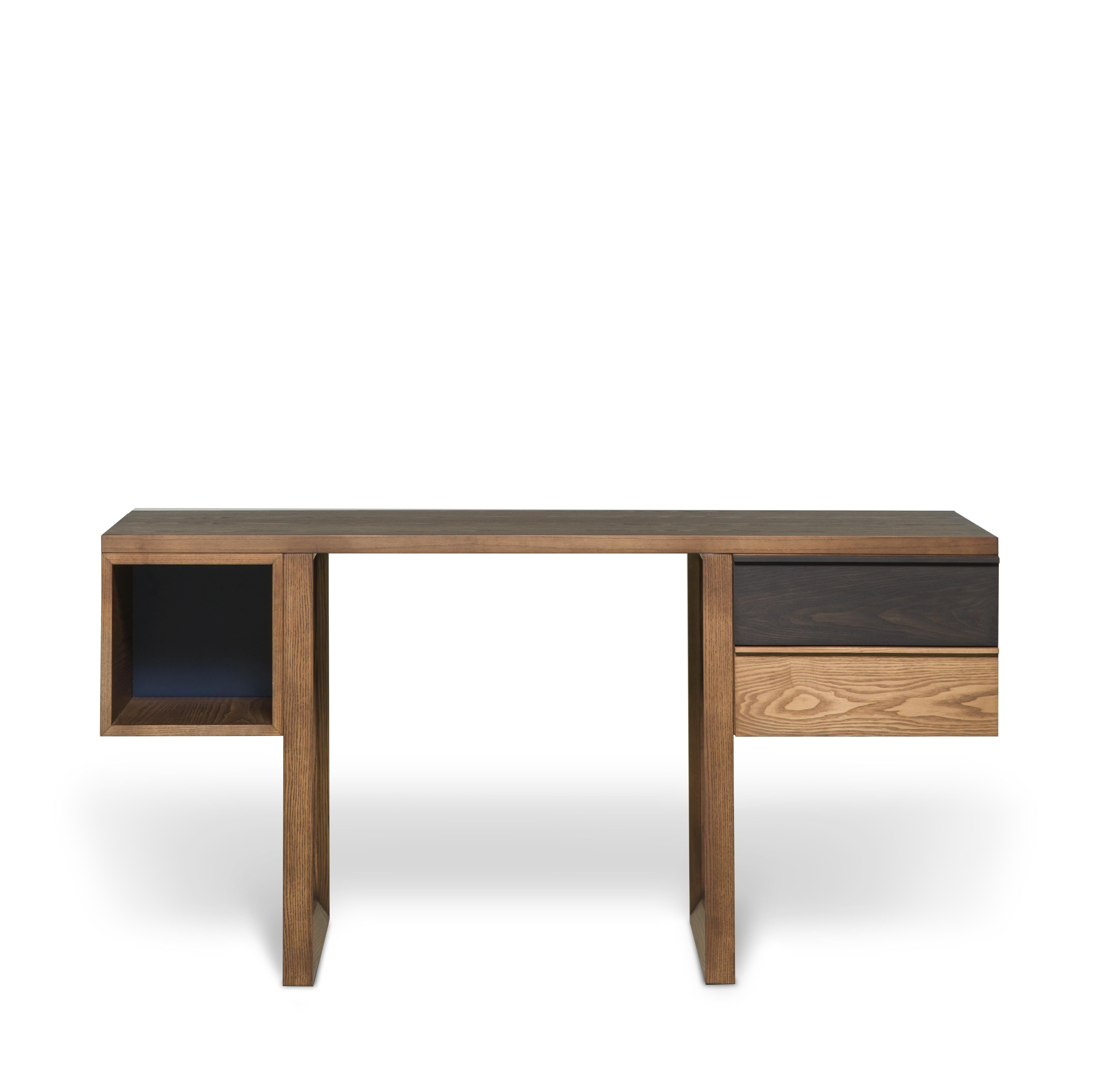 Writing desk made of ashwood with one open element and two drawers
available in different finishes.
Made in Italy