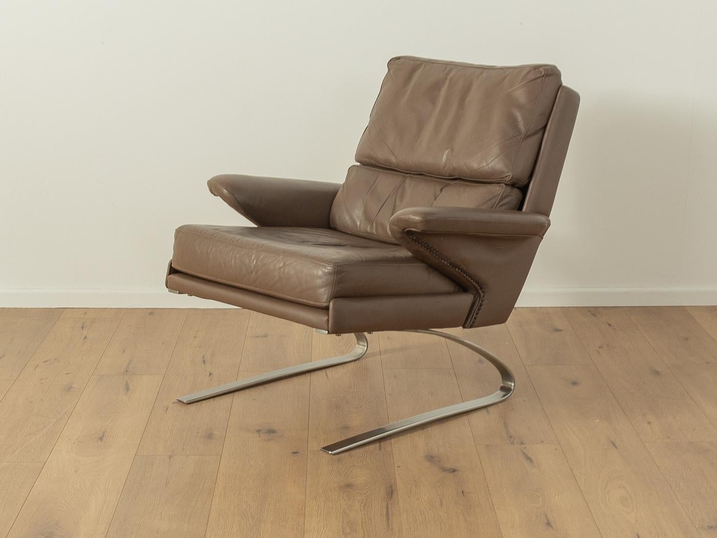 Swing-Chair von Reinhold Adolf & Friedrich Wilhelm Möller für COR aus den 1970er Jahren. Hochwertiger massiver Rahmen aus verchromten Federstahlkufen mit dem originalen Lederbezug in braun.

Qualitätsmerkmale:

vollendetes Design: perfekte