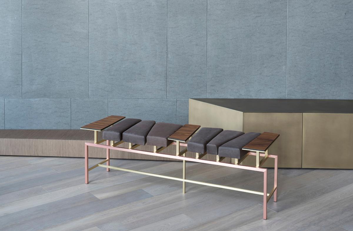 Swing is a bench seat of an irregular shape. Copper, brass, Santos rosewood and nubuck leather of an extremely soft hand define this seat with a look that is sculptural, elegant and light. The rosewood elements, positioned on brass sheets of a