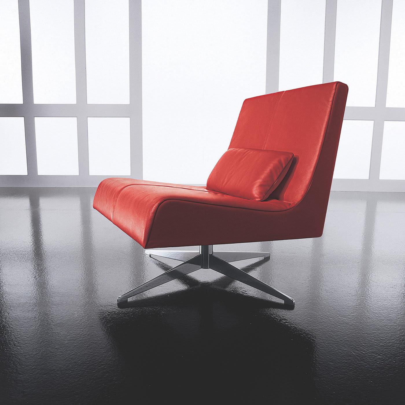 Covered in bold, red, genuine leather, this padded swivel chair features a four-spoked, stainless steel base and beech plywood structure. Its wide, spacious design guarantees maximum comfort and is perfect for a residential or office environment. A
