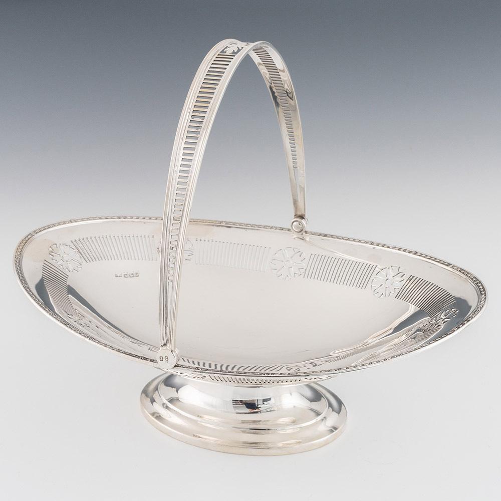 Titolo : Cestino per dolci in argento con manico oscillante di Mappin & Webb 1924
Data : Marchiato a Sheffield nel 1924
Periodo : Giorgio V
Origine : Sheffield, Yorkshire, Inghilterra
Decorazione: cestino con manico oscillante e manico forato, bordo