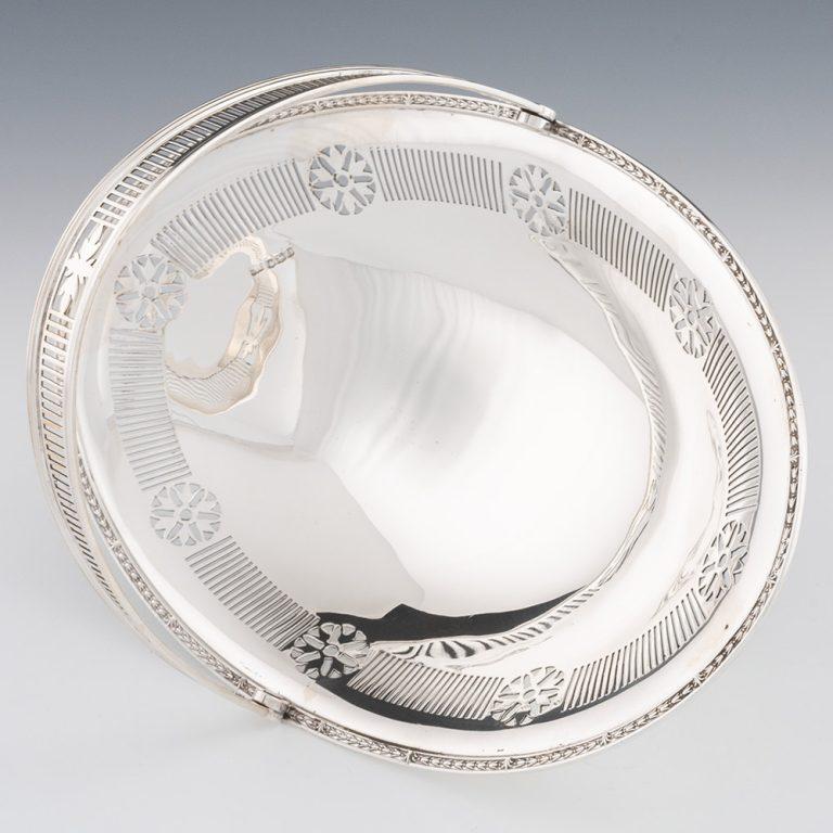 Britannico Cestino per torte in argento con manico oscillante Mappin & Webb 1924 in vendita
