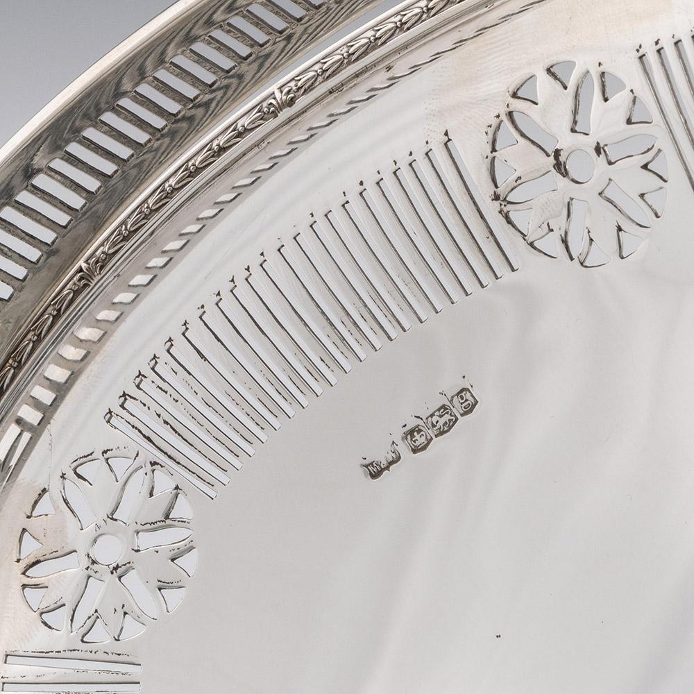 Inizio XX secolo Cestino per torte in argento con manico oscillante Mappin & Webb 1924 in vendita