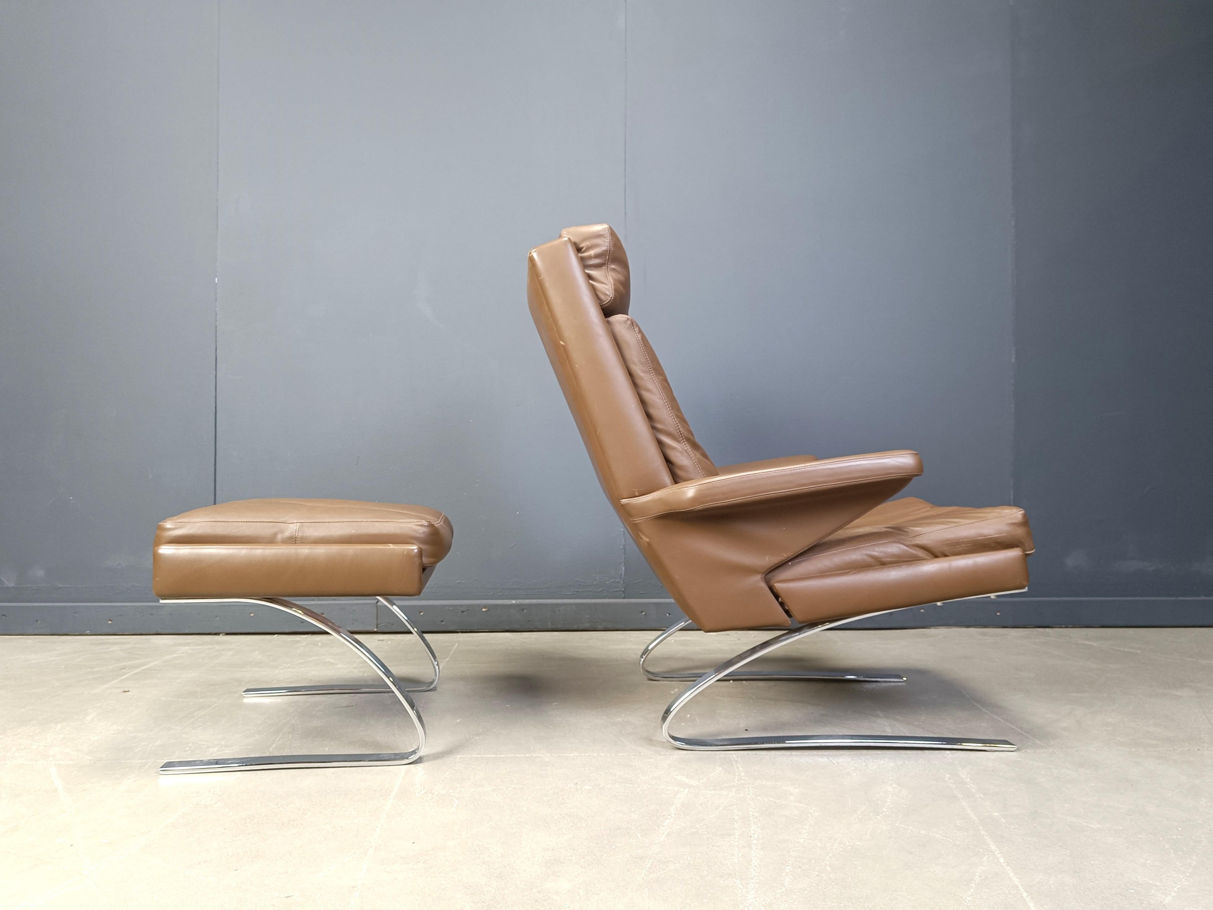 Fauteuil balançoire et son ottoman conçus par  Reinhold Adolf et Hans-Jürgen Schräpfer pour le CORS

Châssis en acier chromé avec revêtement en cuir fauve.

Bon état

Années 1970 - Allemagne

Hauteur : 95 cm
Largeur : 75 cm
Profondeur : 90cm
Hauteur