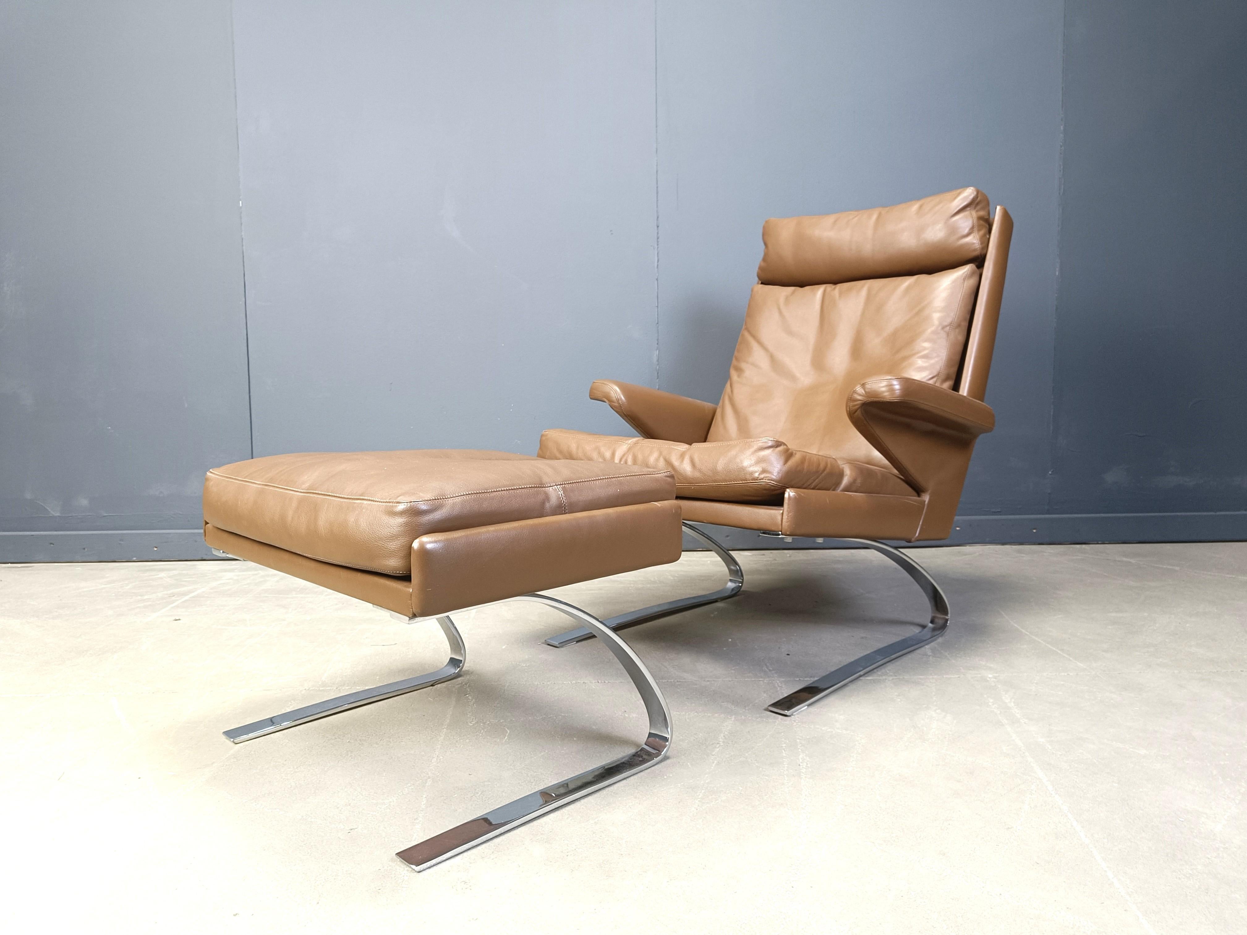 Cuir Swing Lounge Chair et Ottoman de Reinhold Adolf et Hans-Jürgen Schräpfer en vente