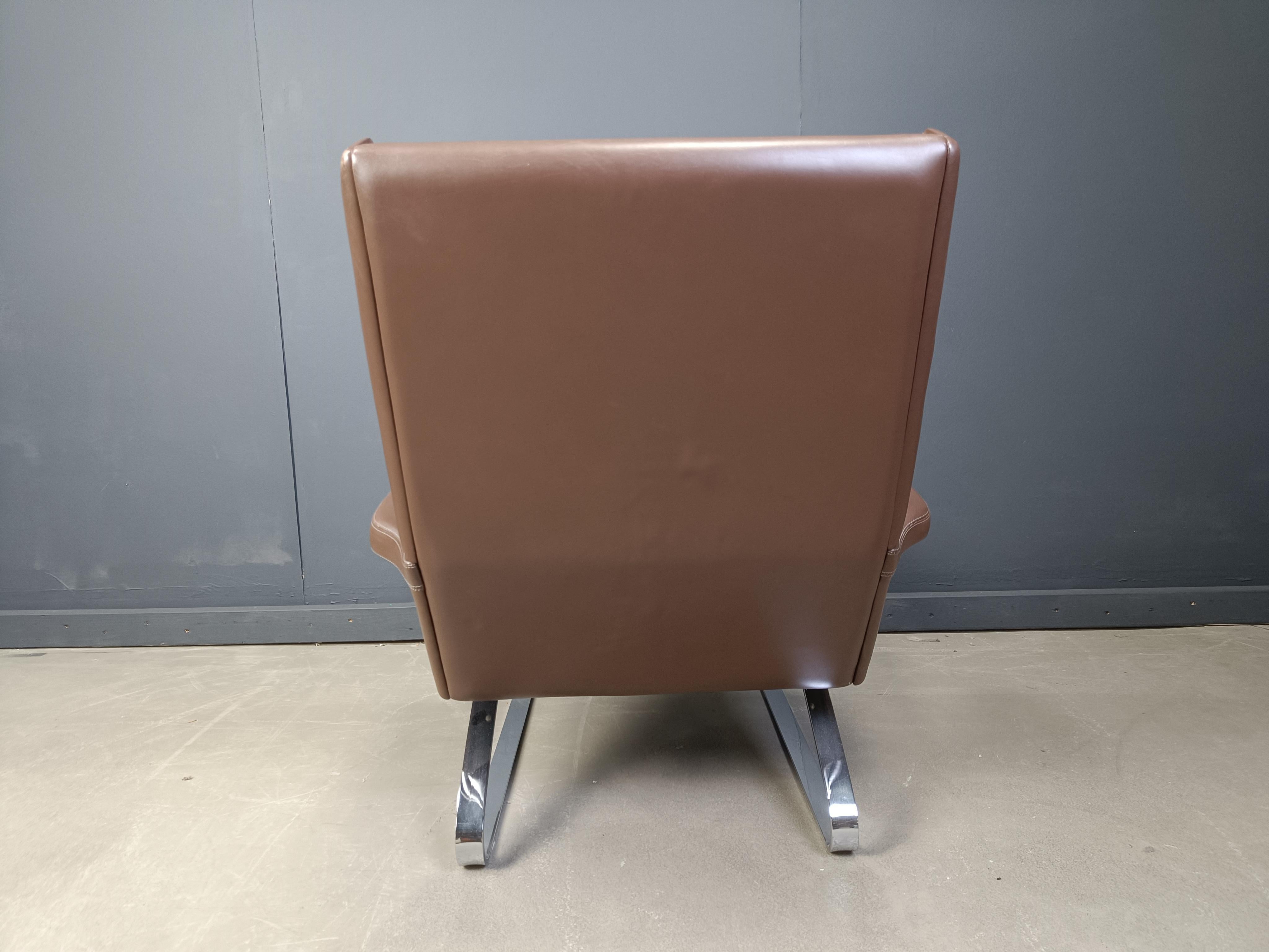 Sillón giratorio diseñado por  Reinhold Adolf y Hans-Jürgen Schräpfer para COR

Estructura de acero cromado con tapicería de cuero color canela.

Buen estado

años 70 - Alemania

Altura: 95 cm
Anchura: 75 cm
Profundidad: 90 cm
Altura del asiento: 45