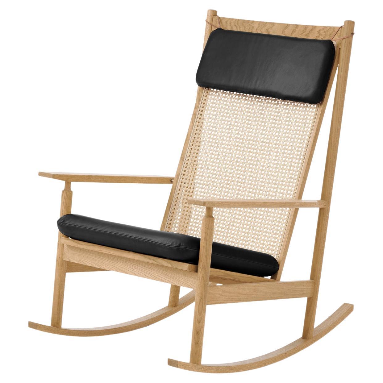 Chaise à bascule pivotante en chêne du Nevada et cuir noir de Warm Nordic  En vente sur 1stDibs