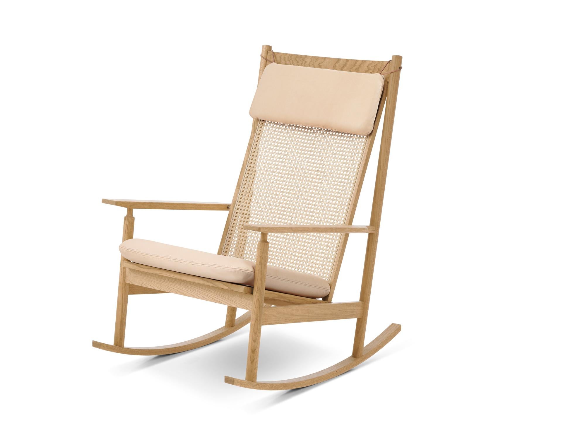 Swing rocking chair Sheepskin teak Drake by Warm Nordic
Dimensions: D 91 x W 68 x H 103 cm
Material: Wood, Foam, Rubber springs, French cane, Textile or leather upholstery, Oak
Weight: 16.5 kg
Also available in different colours, materials and