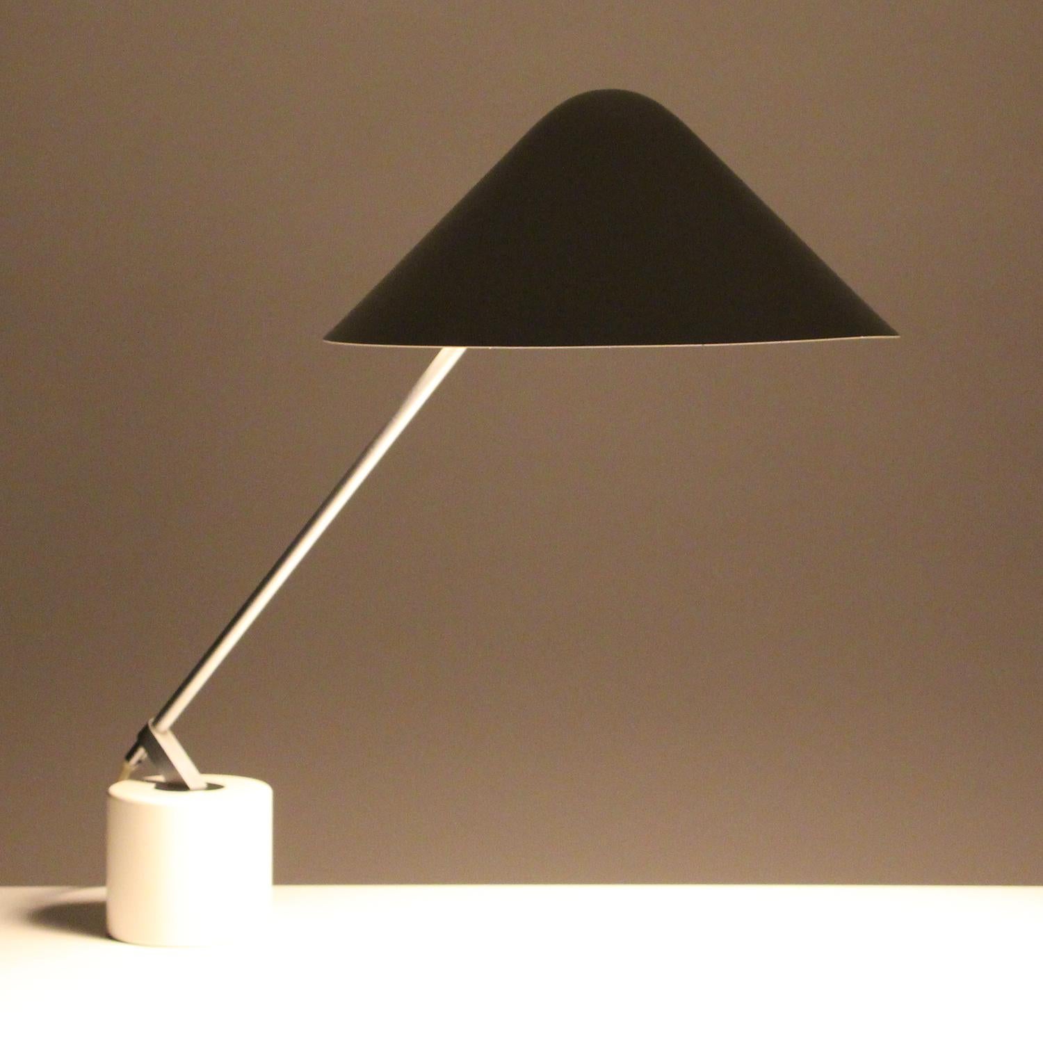 Swing VIP large white desk lamp by Jorgen Gammelgaard for Design Forum/Pandul in 1983 - Minimalist and stylish white table light with movable arm, in very good vintage condition.

A timeless desk light comprised of a cylindrical massive steel base