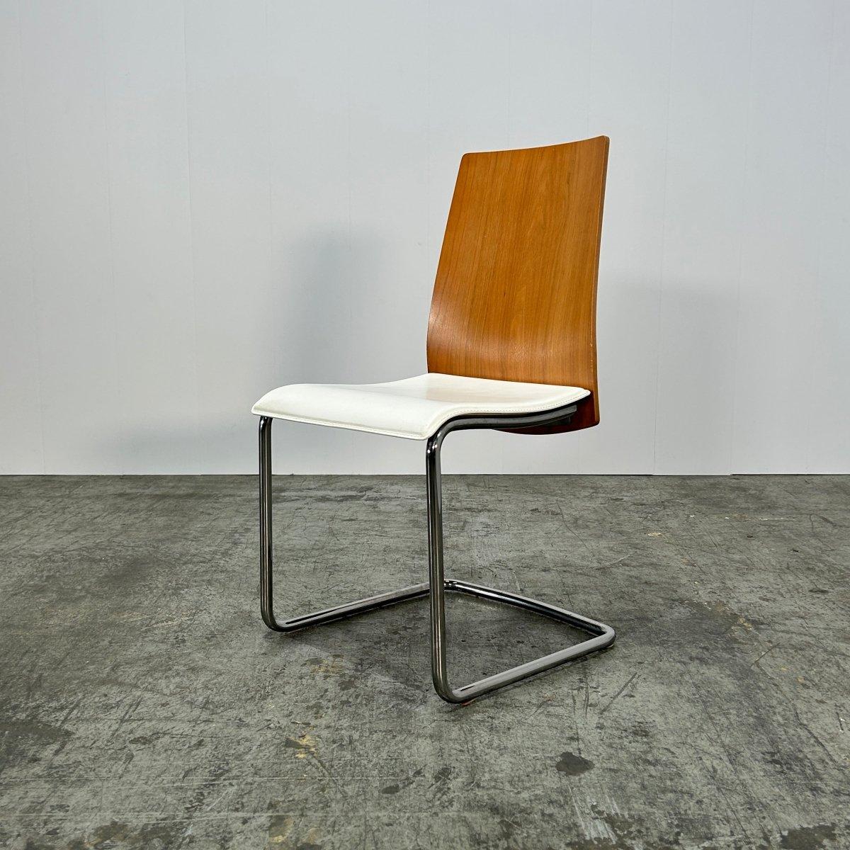 Der Swing Walnut Chair von Calligaris ist ein Set aus acht Stühlen, die jeden Ess- oder Wohnbereich aufwerten. Diese Stühle sind aus glattem Nussbaumholz gefertigt und strahlen Eleganz und Raffinesse aus. Die leicht geschwungene Rückenlehne und der