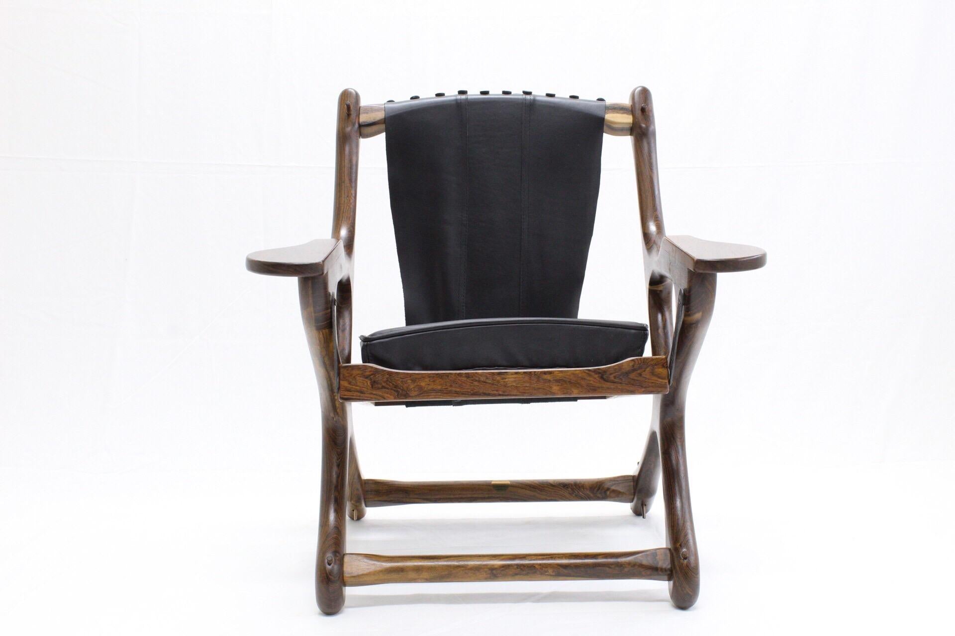 Original design by Don S. Shoemaker, made in Santa María de Guido, Michoacán, Méx. In the same designer's workshop and supervised by his grandson Stanley Shoemaker, the chairs are serialized and “Certified for Authenticity”.
   