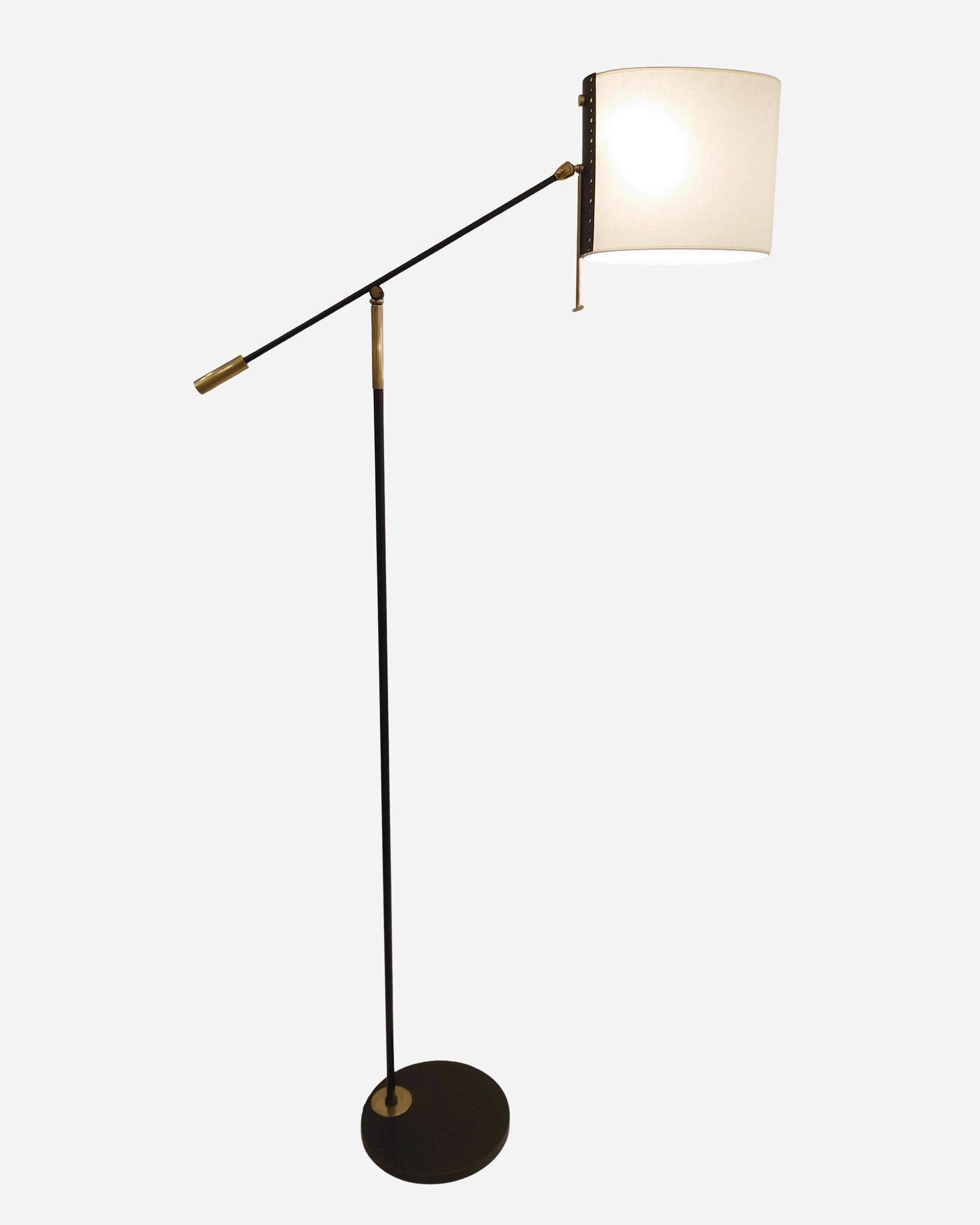 Pendulum floor lamp in polished brass and black-lacquered metal. The eccentric oval lampshade is mounted on a ball-and-socket joint to direct the light.
Off-white cotton shade.
Height: 180 cm (70.8 inches)
Width: 30 cm (11.8 inches)
Depth: 100 cm