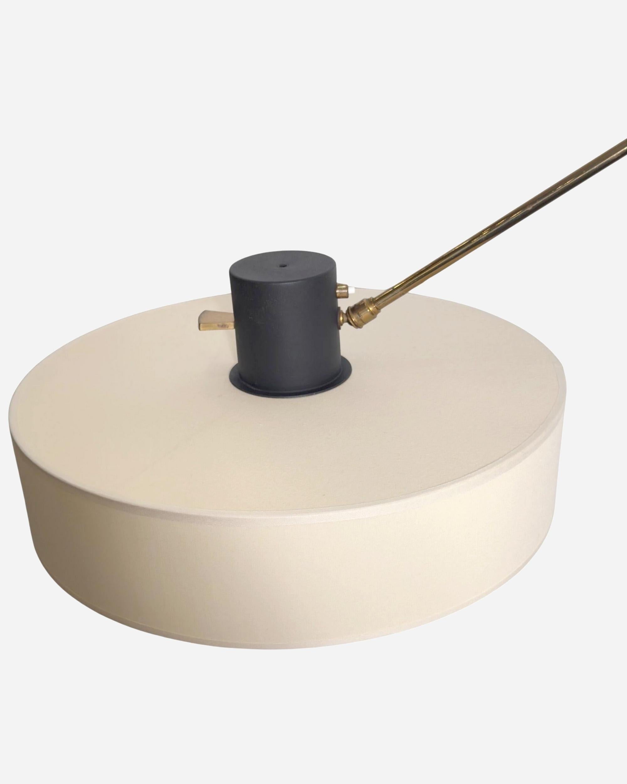 Dorato Lampada da terra oscillante con pendolo, Edition Maison Lunel, Francia, circa 1950 in vendita