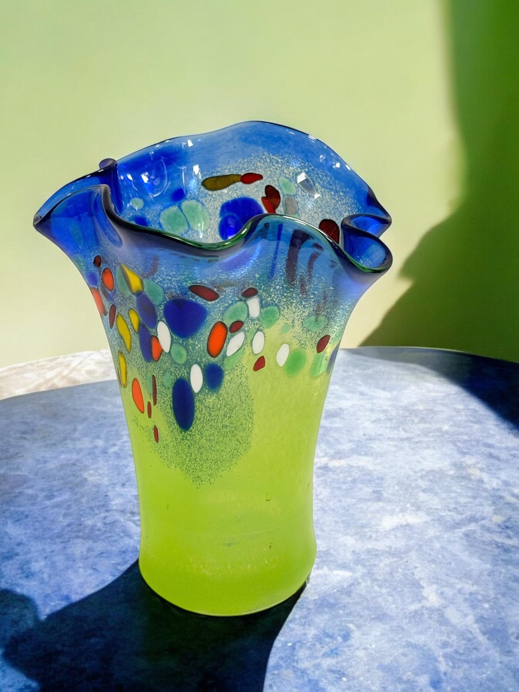 Murano-Handtaschentaschenvase aus Wirbel-Kunstglas in Grün und Blau, mehrfarbig, modern, 1980er Jahre (Muranoglas)