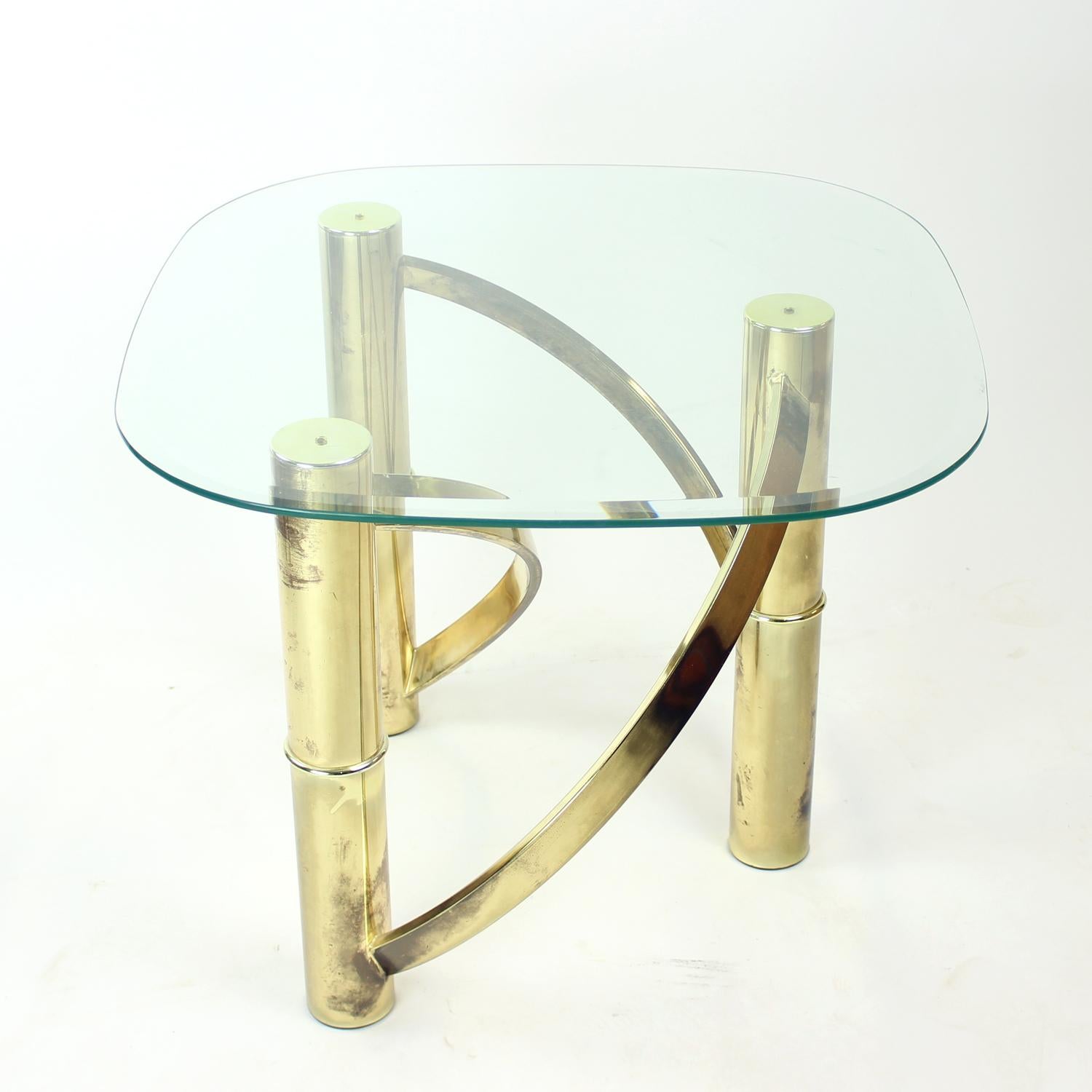 Table basse unique produite en Italie dans les années 1970. La table repose sur une base en métal avec une finition en laiton. Le design de la base est appelé 