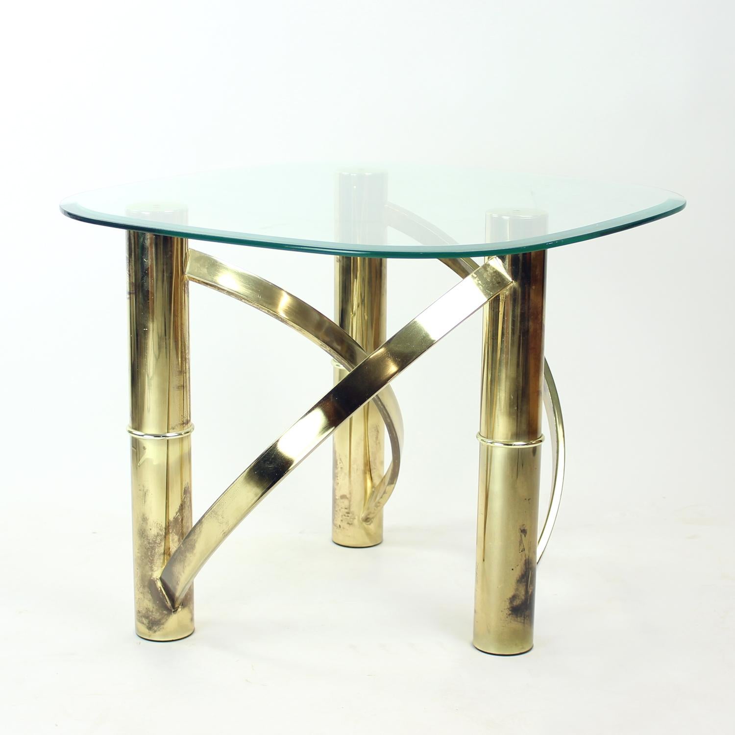 Mid-Century Modern Table basse tourbillonnant en laiton et verre, Italie, années 1970 en vente