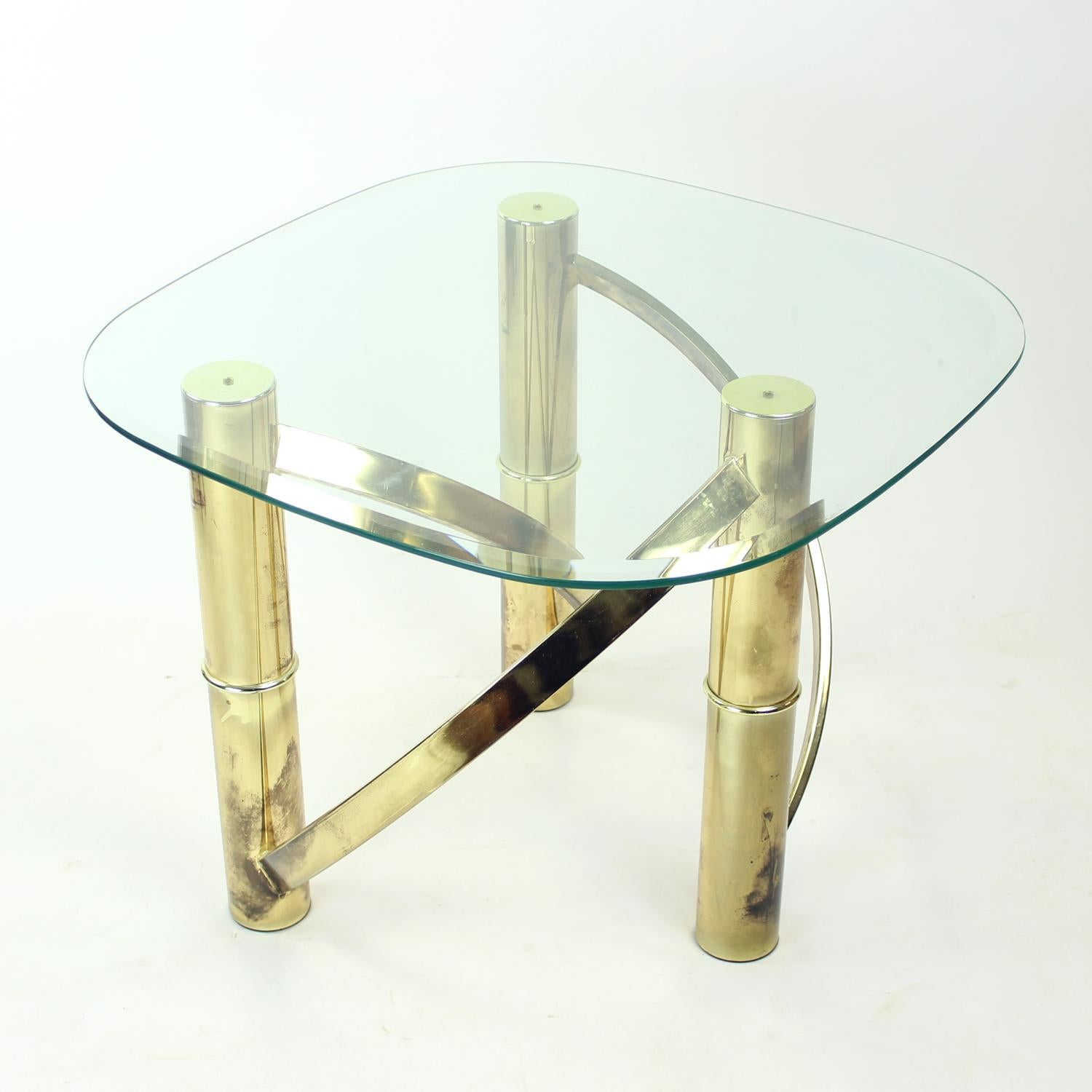 italien Table basse tourbillonnant en laiton et verre, Italie, années 1970 en vente