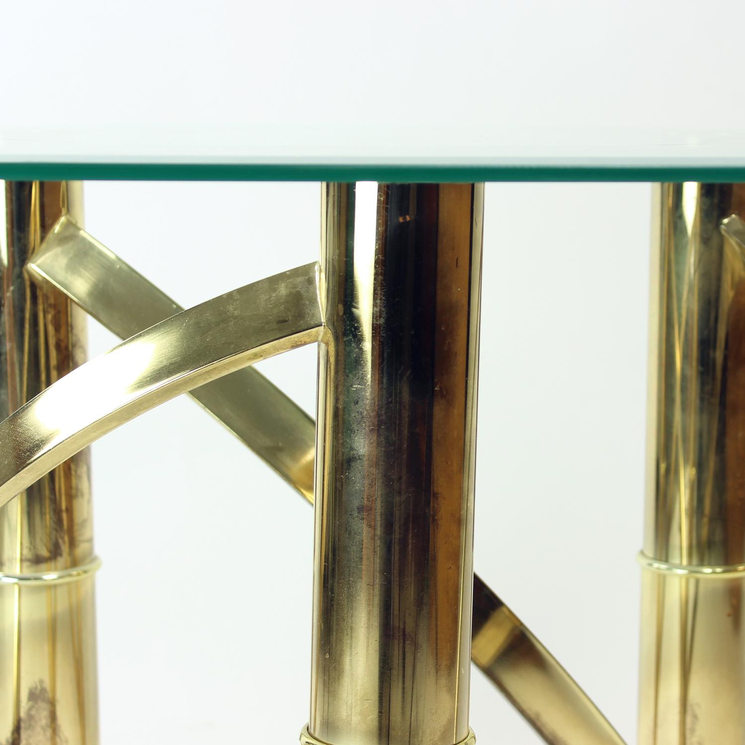 Métal Table basse tourbillonnant en laiton et verre, Italie, années 1970 en vente
