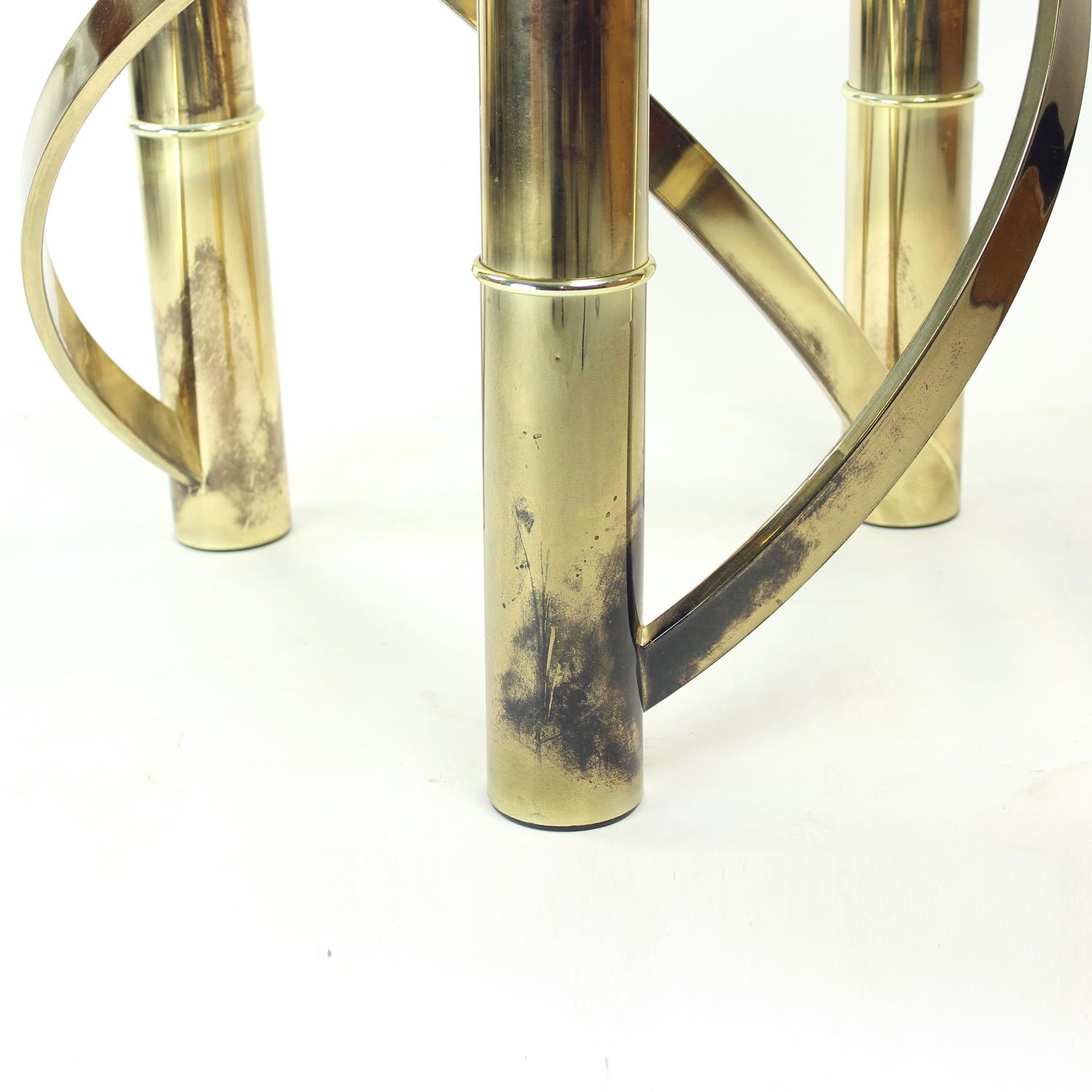 Table basse tourbillonnant en laiton et verre, Italie, années 1970 en vente 1