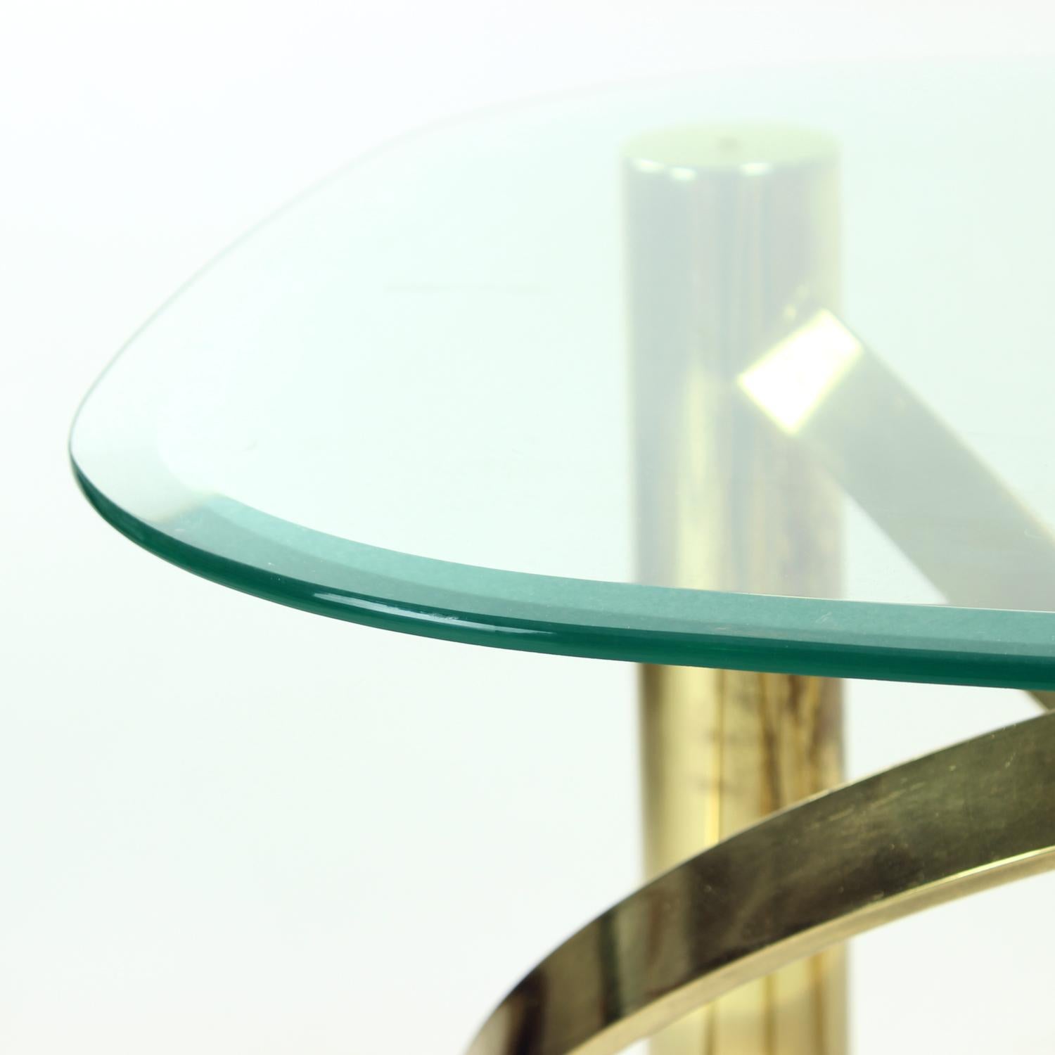 Table basse tourbillonnant en laiton et verre, Italie, années 1970 en vente 2