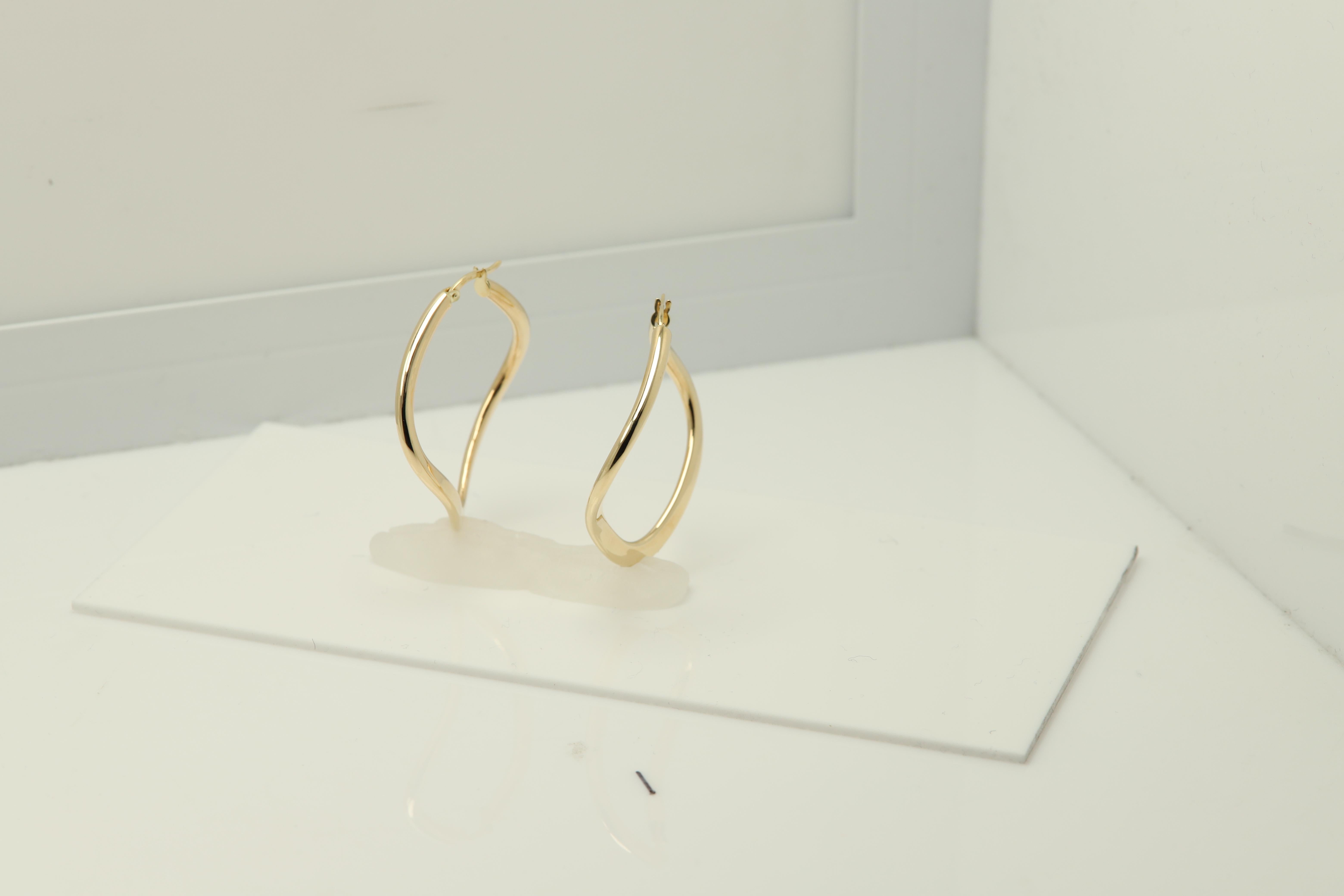 Swirl Curvy Italian Hoops 14 Karat Gold Earrings Gold Hoops Artistic Earrings In New Condition For Sale In Brooklyn, NY
