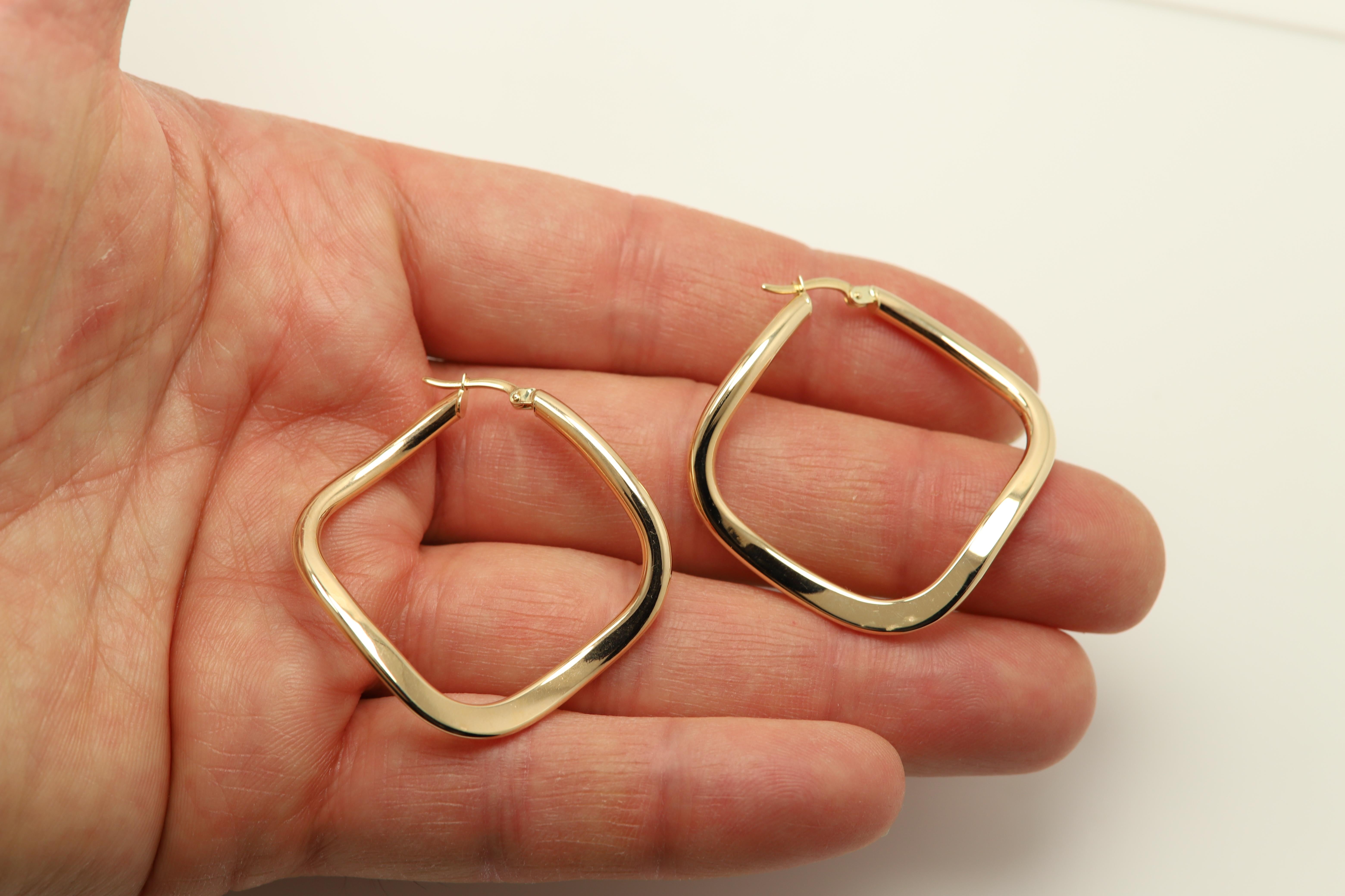 Swirl Curvy Italian Hoops 14 Karat Gold Earrings Gold Hoops Artistic Earrings For Sale 4