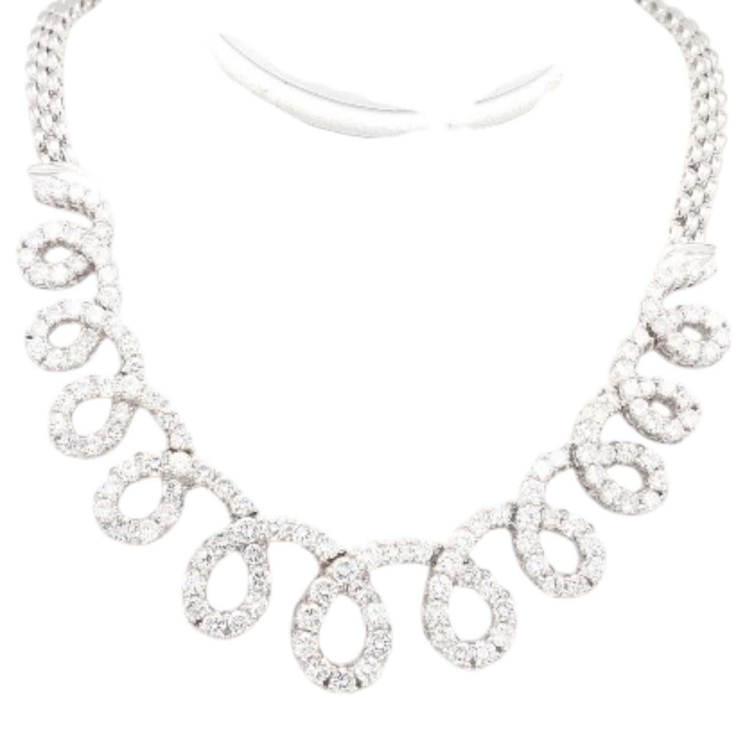 Collana con diamanti in oro 18K

Questa squisita collana in oro 18 carati mette in mostra un'incredibile serie di diamanti a taglio brillante, per un totale di 8,5 carati. I diamanti sono bianchi, con una purezza di VS1 e una gradazione di colore G,
