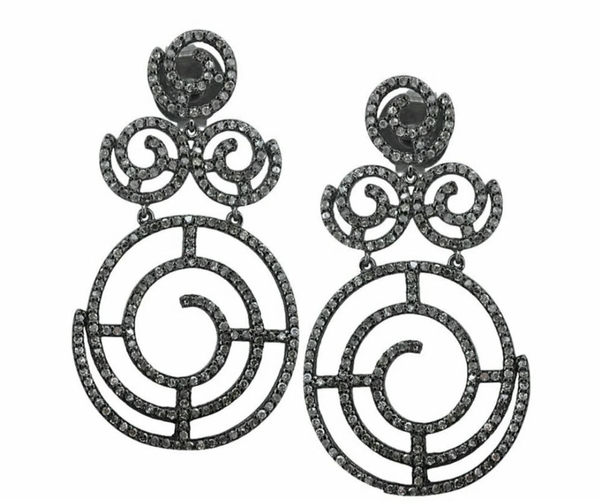 Taglio rotondo Orecchino di diamanti con disegno a vortice in argento 925 Regalo di diamanti alla moda. in vendita