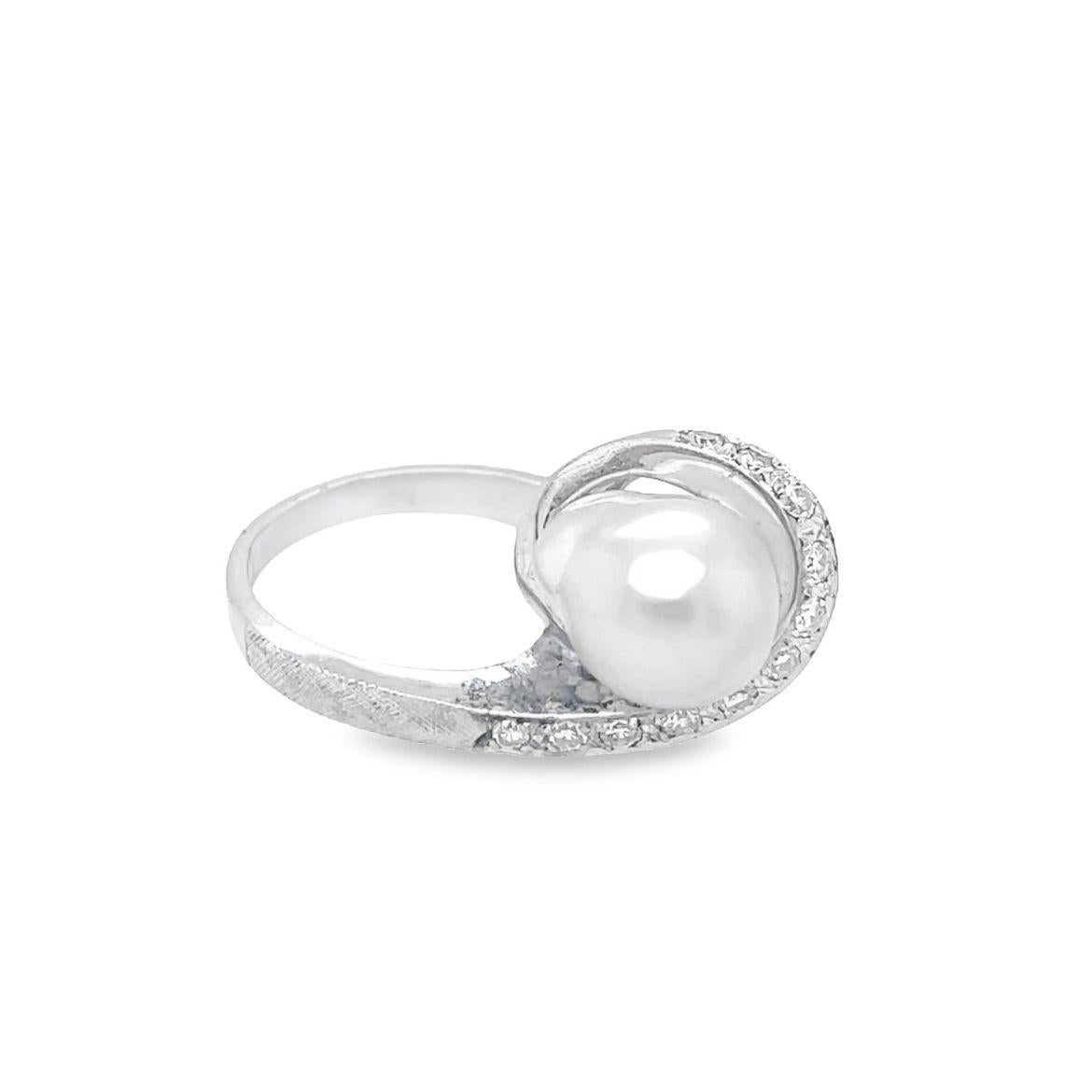 Swirl Diamond and Baroque Akoya Pearl Ring in 14k White Gold In Good Condition For Sale In beverly hills, CA