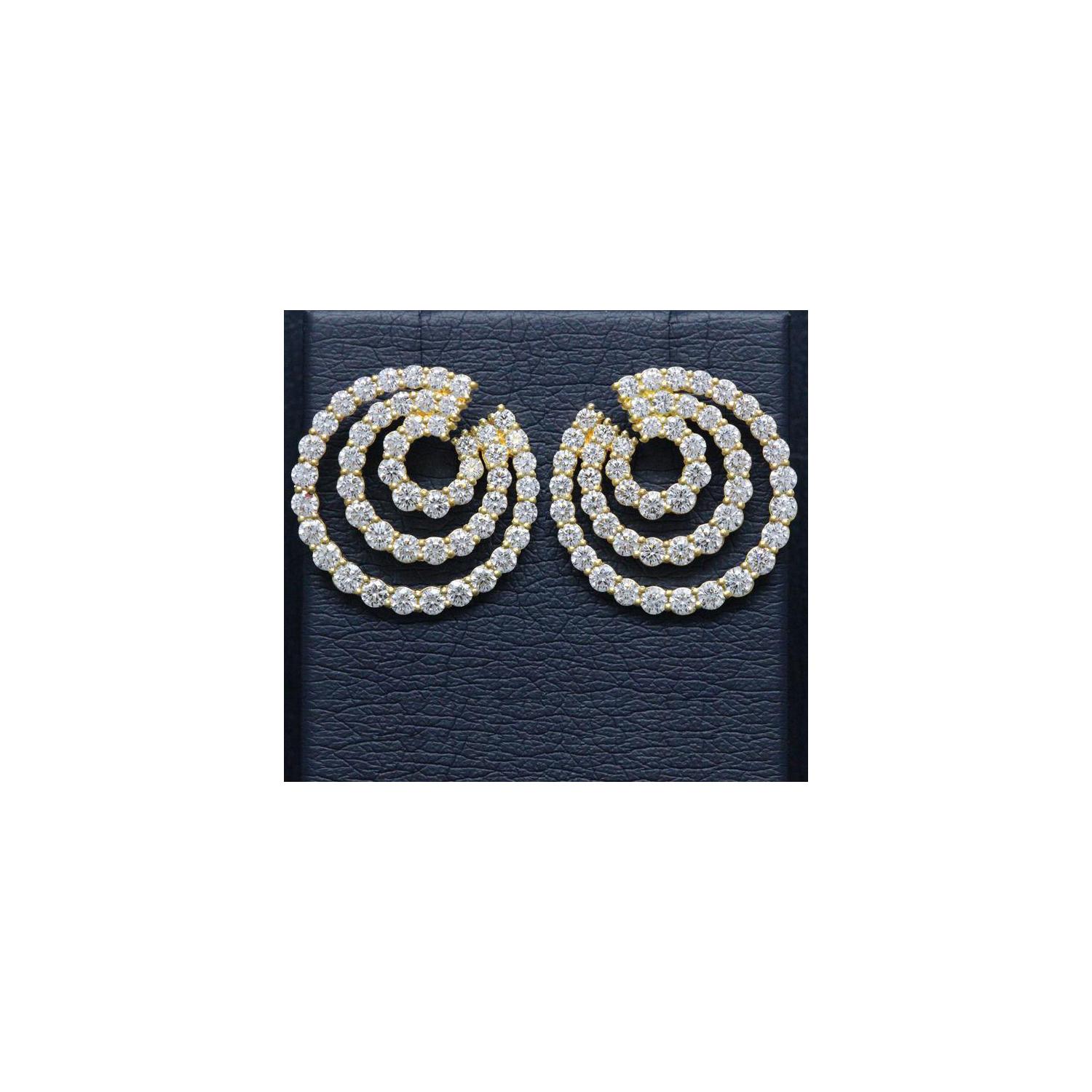 Serti en or jaune 18k avec un poids total de 6,52 carats.
Également disponible en monture en or rose et blanc 18k. 
