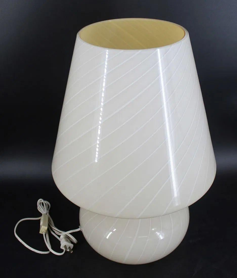 Magnifique lampe de table vintage en verre de Murano. Son motif emblématique en forme de 