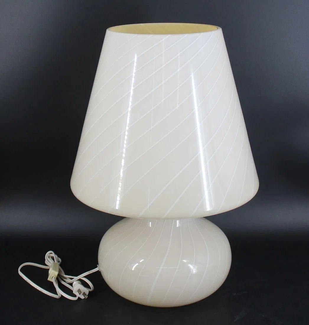 Mid-Century Modern Lampe en verre Swirl Murano en vente