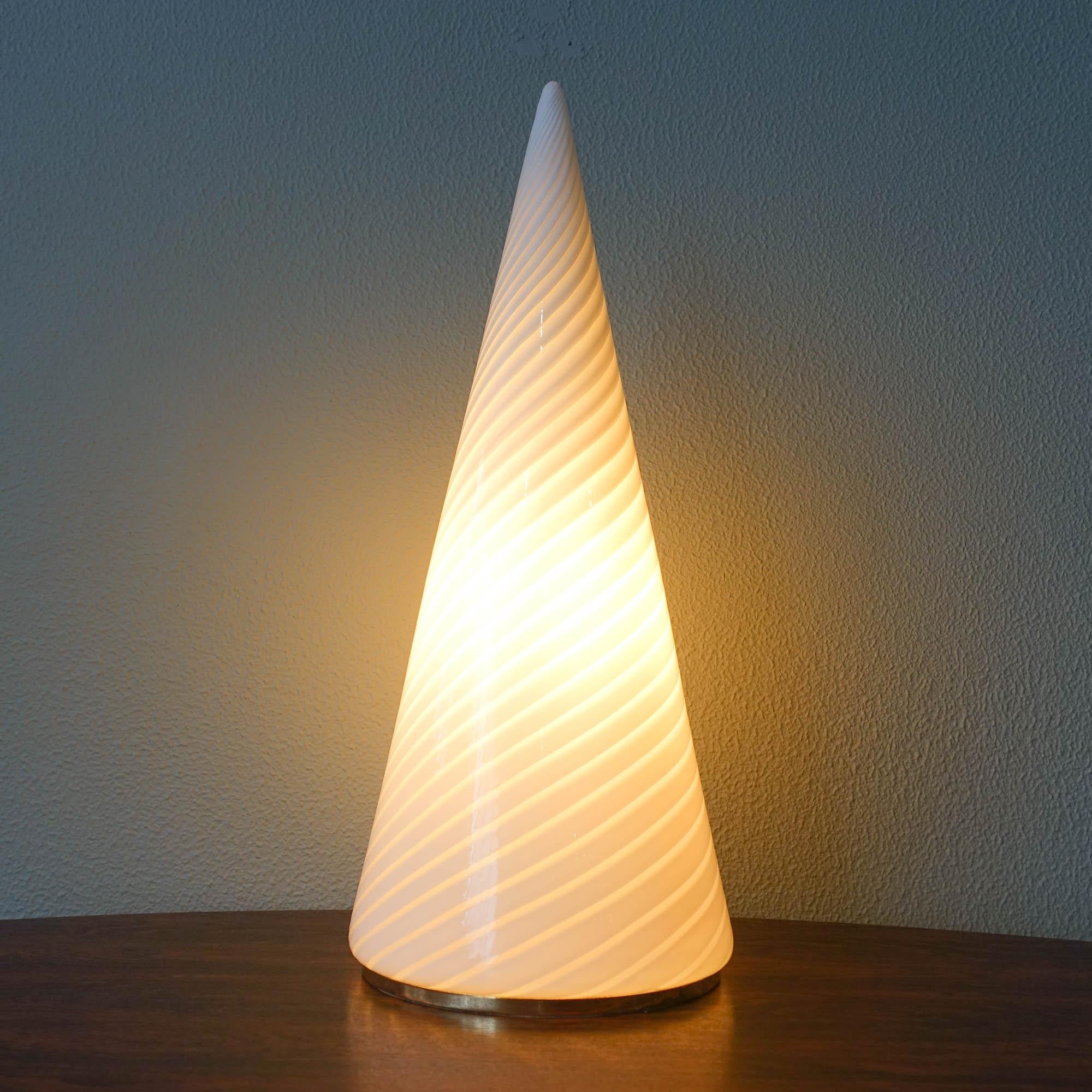 This table lamp was produced by Vetri Murano, in Italy, during the 1970's. It is an opaque white streaked Murano glass that is fixed on a brass support. Electrical connection in its juice and in good working order. No chips, flakes or scratches.