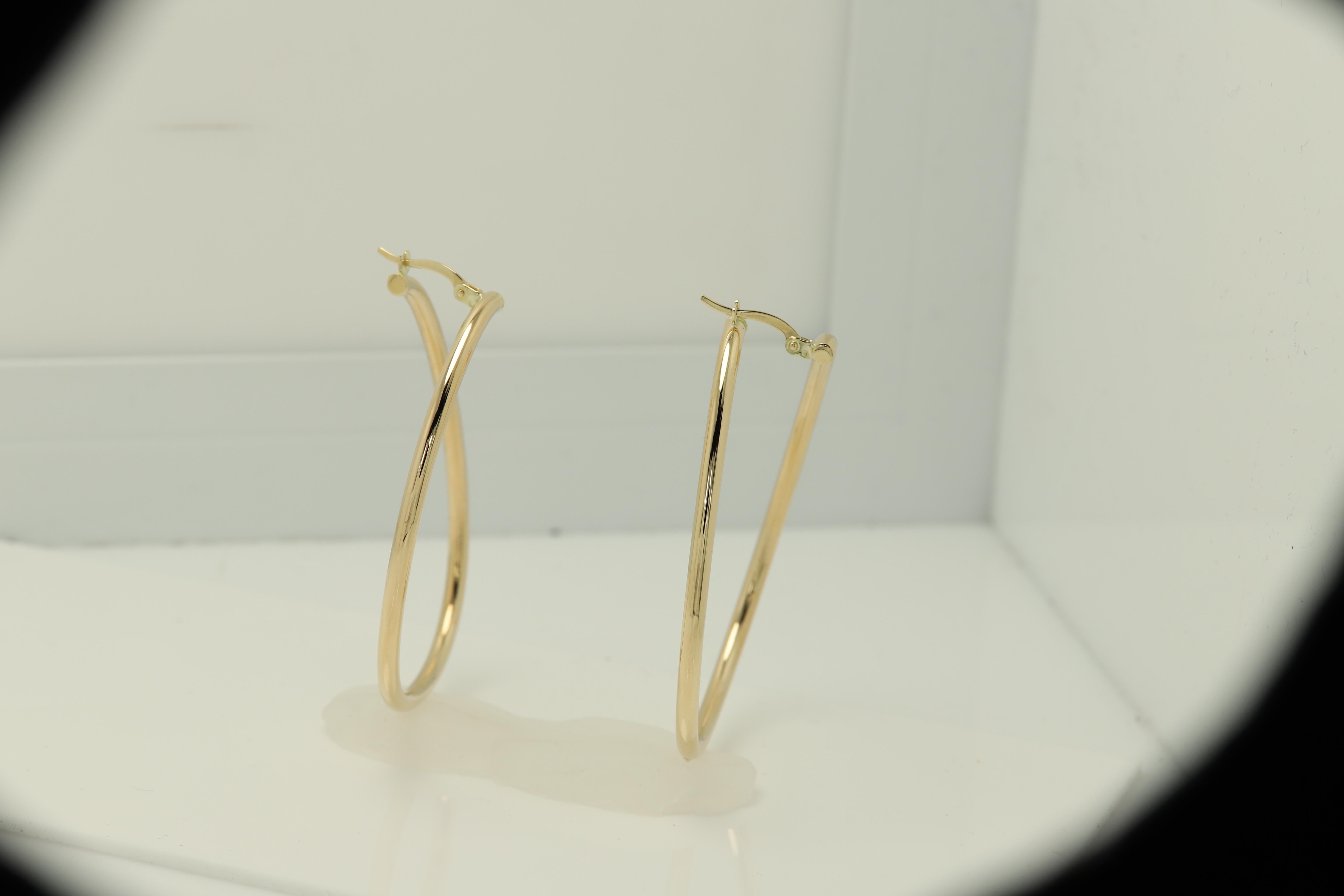 Made in Italy
Popular trendy Gold Hoops 
Semi swirl Shape - modern look.
weight is 3.4 grams total.
14k Yellow Gold.
approx size: 2' Inch long x 1.5' inch 
Standard Latch Back.
+Gift Box
(#3.4gr)
