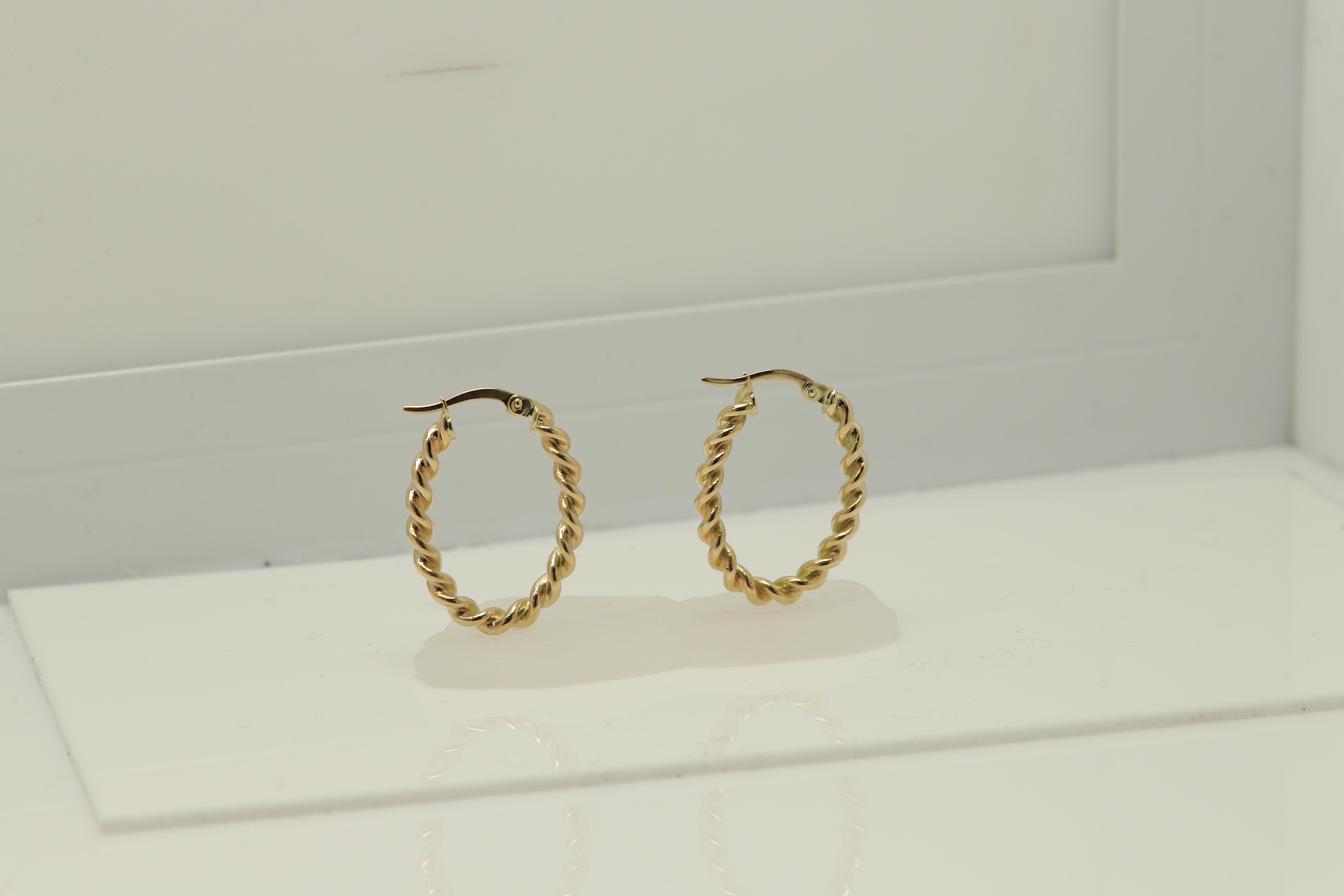 Made in Italy
Popular trendy Gold Hoops - oval shape
Fancy Swirl design - modern look.
weight is 2.0 grams total.
14k Yellow Gold.
approx size: 1' Inch long x 6/'8 inch (25 mm x 18 mm) 
Standard Latch Back.
+Gift Box
(#2.0gr)