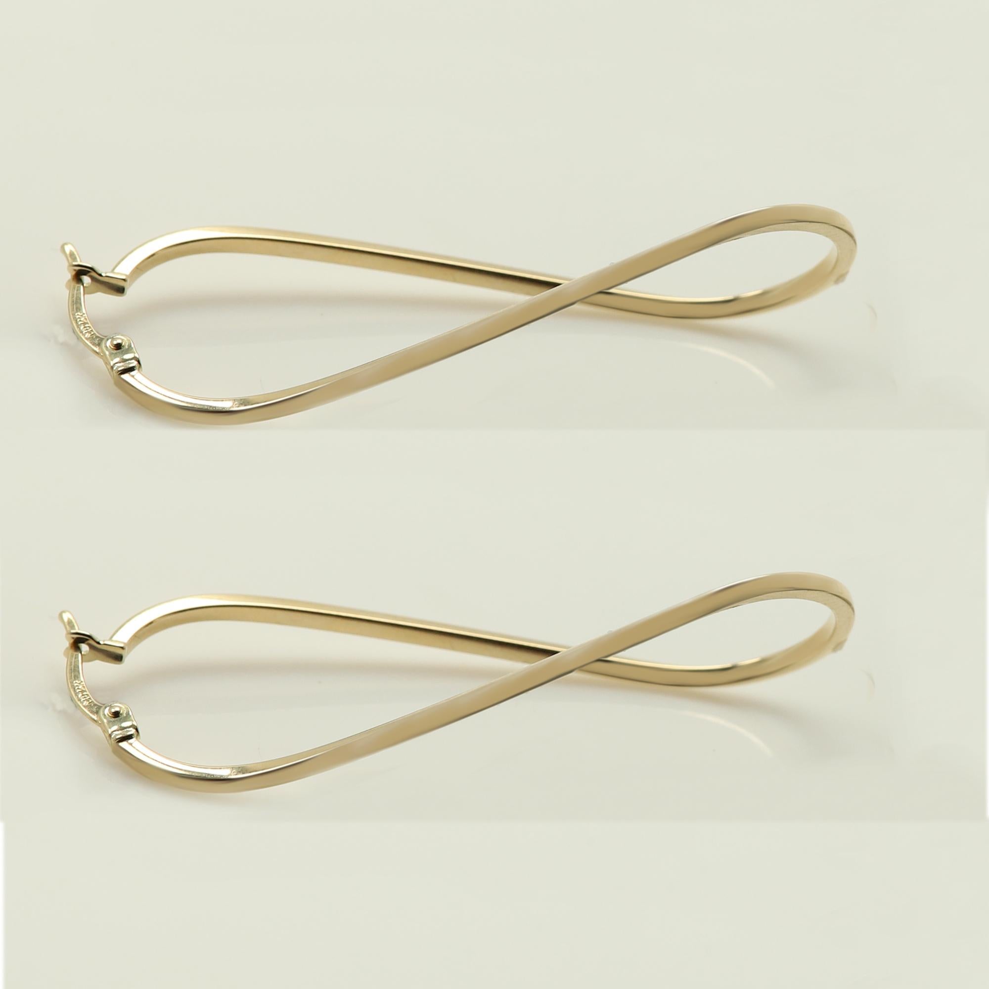 Made in Italy
Popular trendy Gold Hoops 
Swirl Shape - modern look.
weight is 2.13 grams total.
14k Yellow Gold.
approx size: 2' Inch long x 0.75' inch 
Standard Latch Back.
+Gift Box
(#2.13gr)