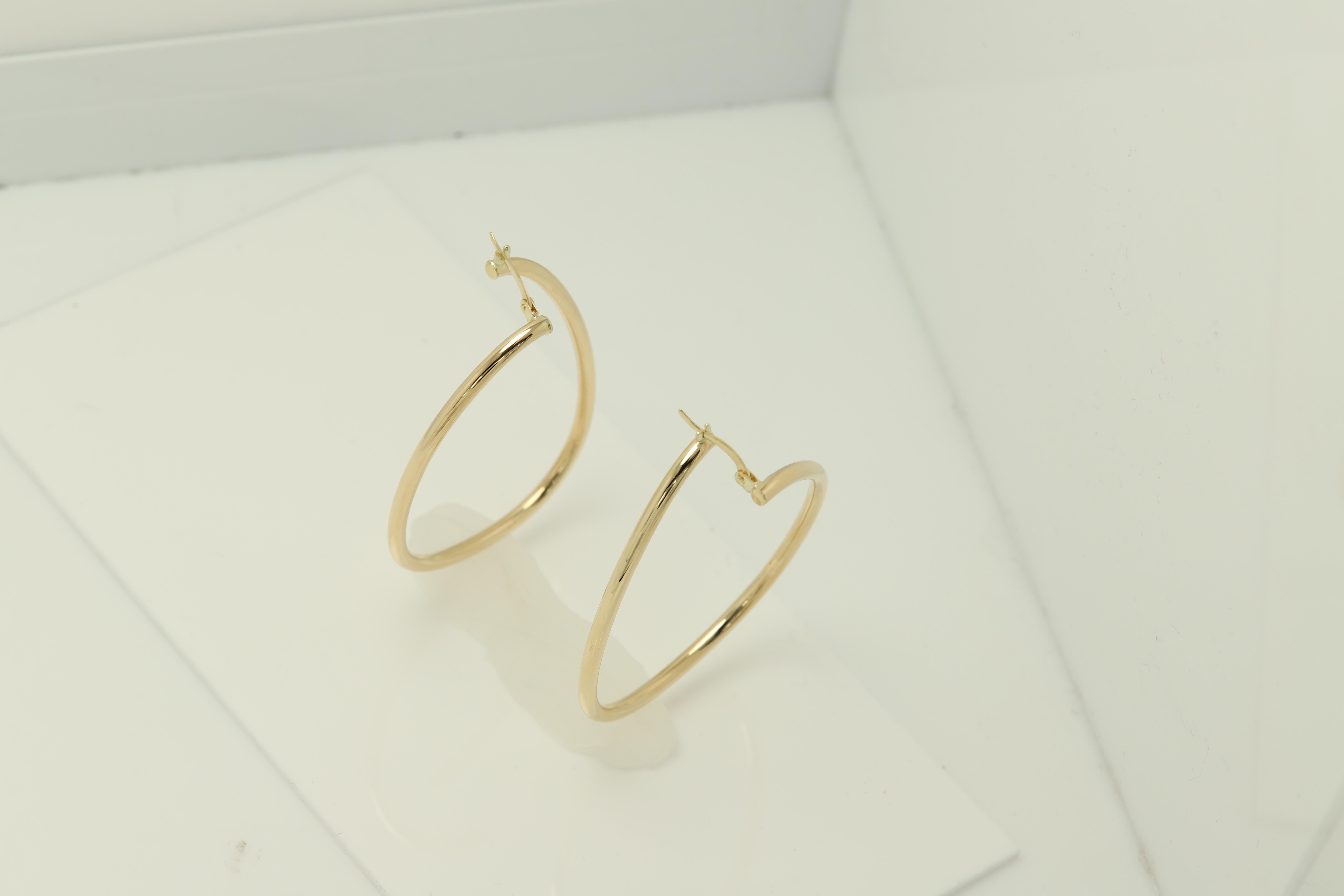 Swirl Italian Hoops 14 Karat Solid Gold Earrings Gold Hoops Artistic Earrings In New Condition For Sale In Brooklyn, NY