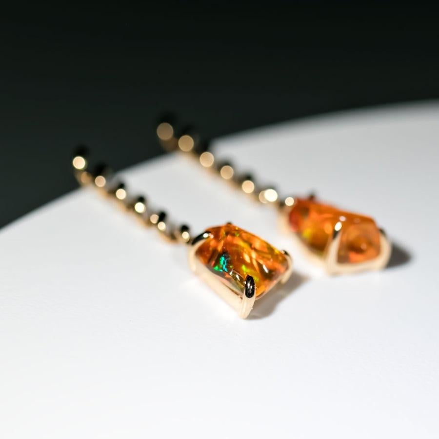 Artiste Boucles d'oreilles pendantes en or jaune 18 carats avec opale de feu mexicaine en forme de tourbillon en vente