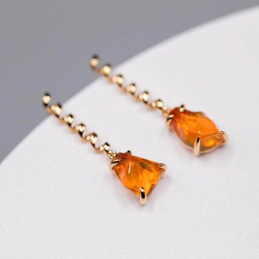 Boucles d'oreilles pendantes en or jaune 18 carats avec opale de feu mexicaine en forme de tourbillon Neuf - En vente à Suwanee, GA