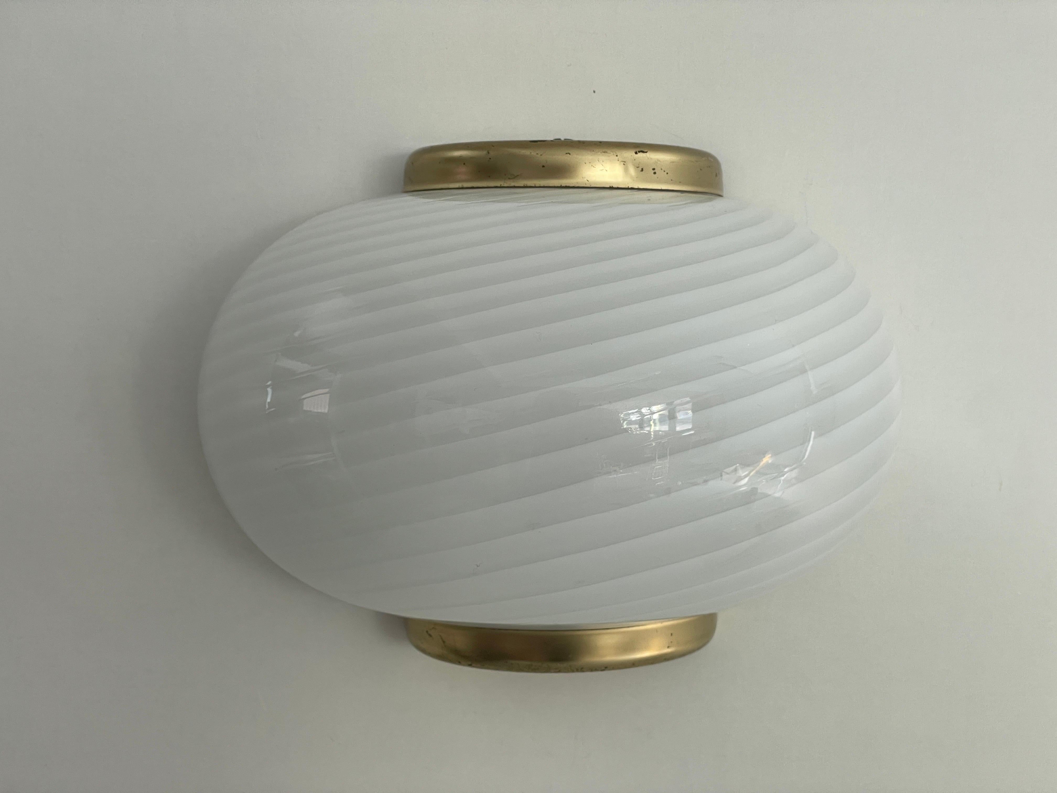 Swirl pattern Murano Glass and Brass Set of 3 Sconces by Beatrix, 1970s, Italy In Excellent Condition For Sale In Hagenbach, DE