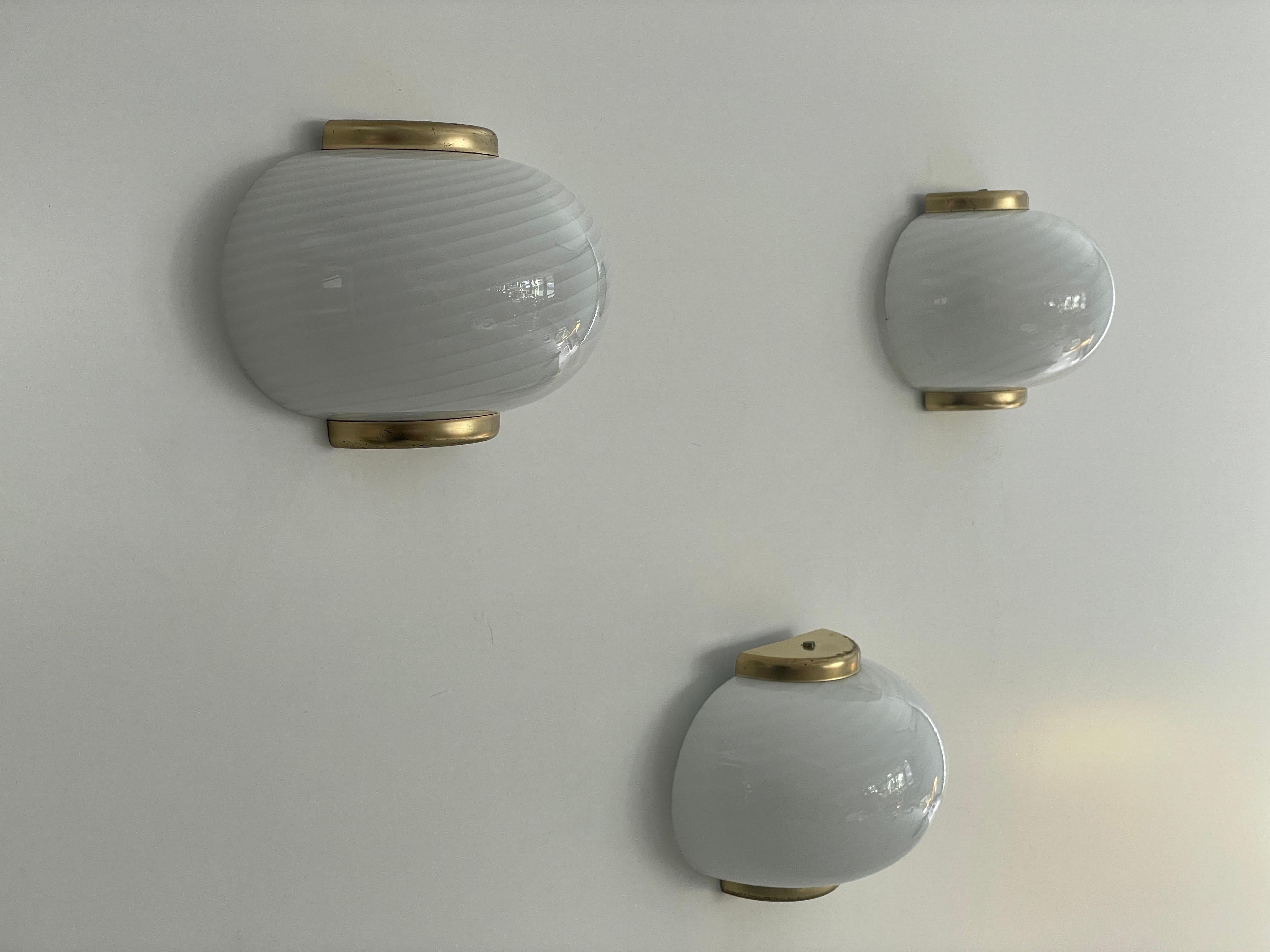 Late 20th Century Swirl pattern Murano Glass and Brass Set of 3 Sconces by Beatrix, 1970s, Italy For Sale