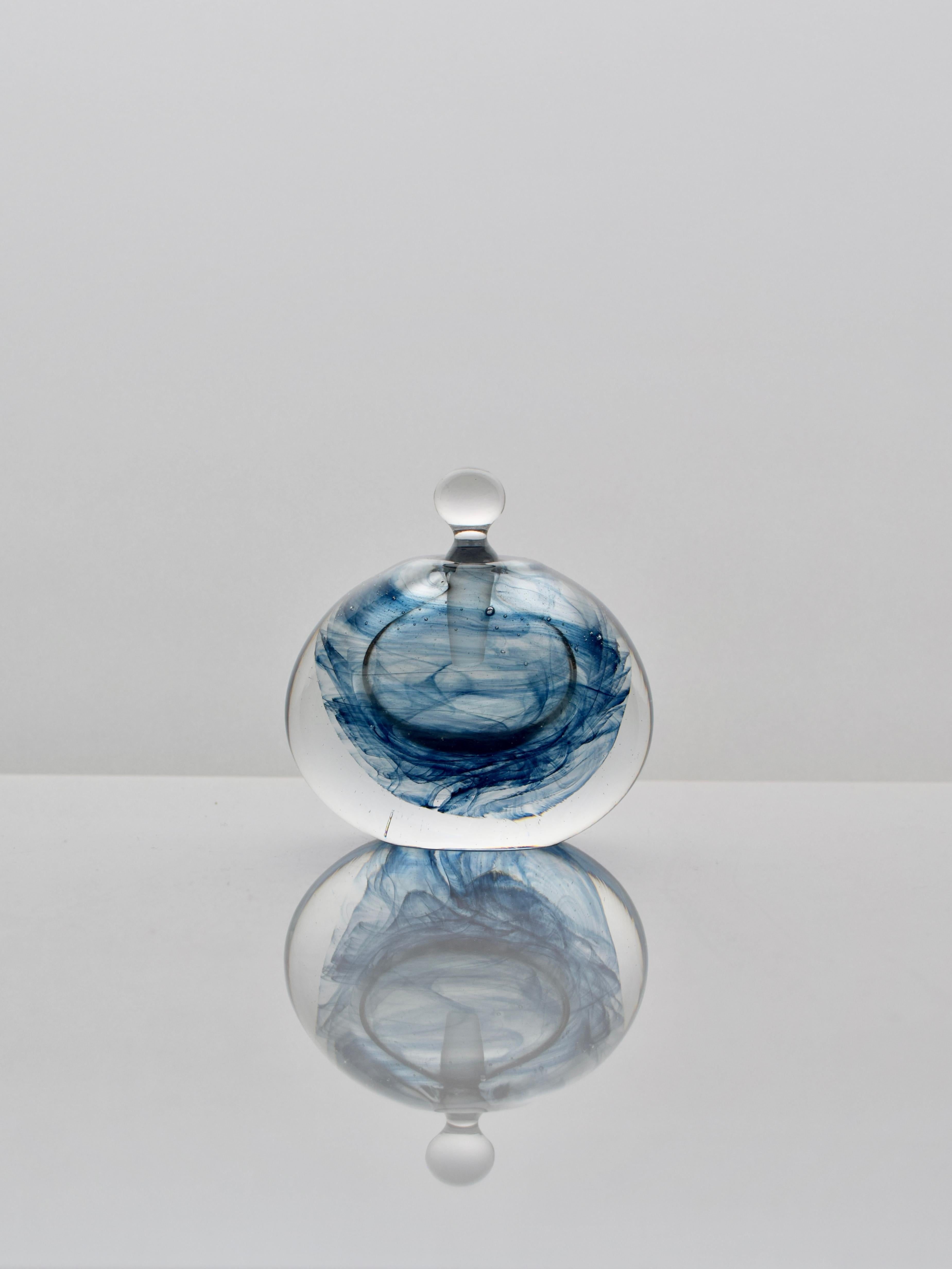 Moderno Bottiglia di profumo Swirl 1/3 dell'artista del vetro James Carcass in vendita