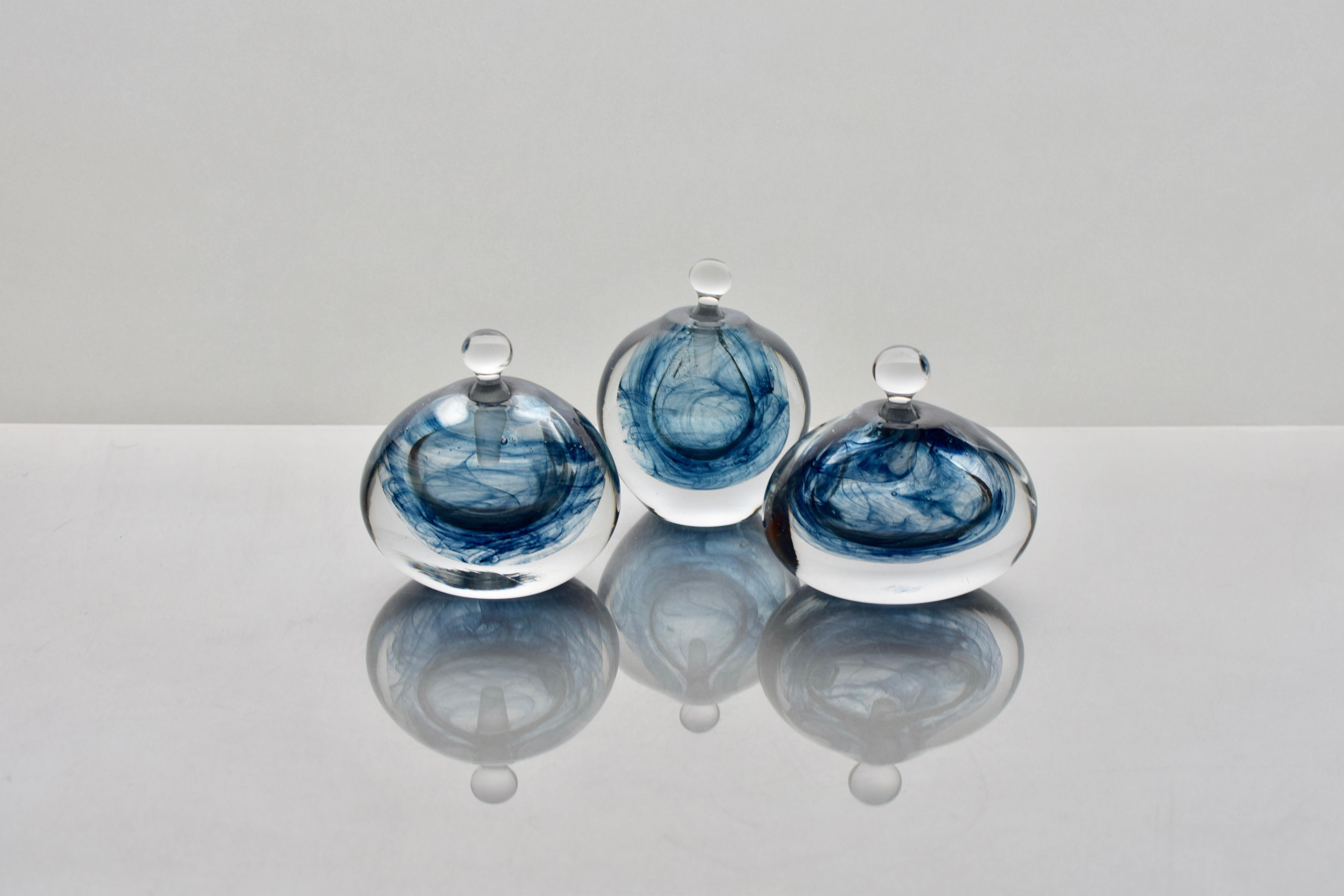 Swirl Parfümflasche 2/3 von James Carcass Glaskünstler (Moderne) im Angebot