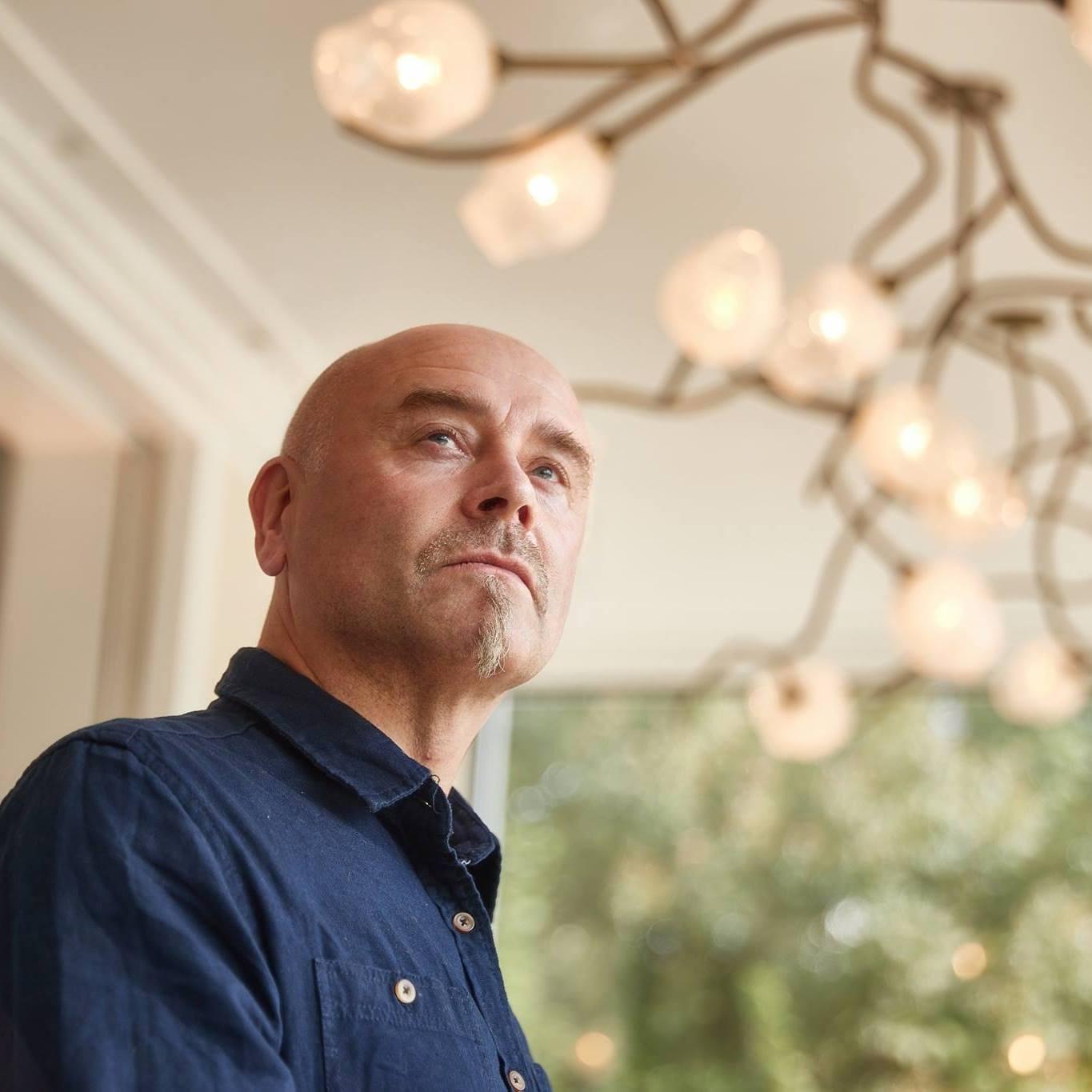 Swirl Parfümflasche 2/3 von James Carcass Glaskünstler (Ungarisch) im Angebot